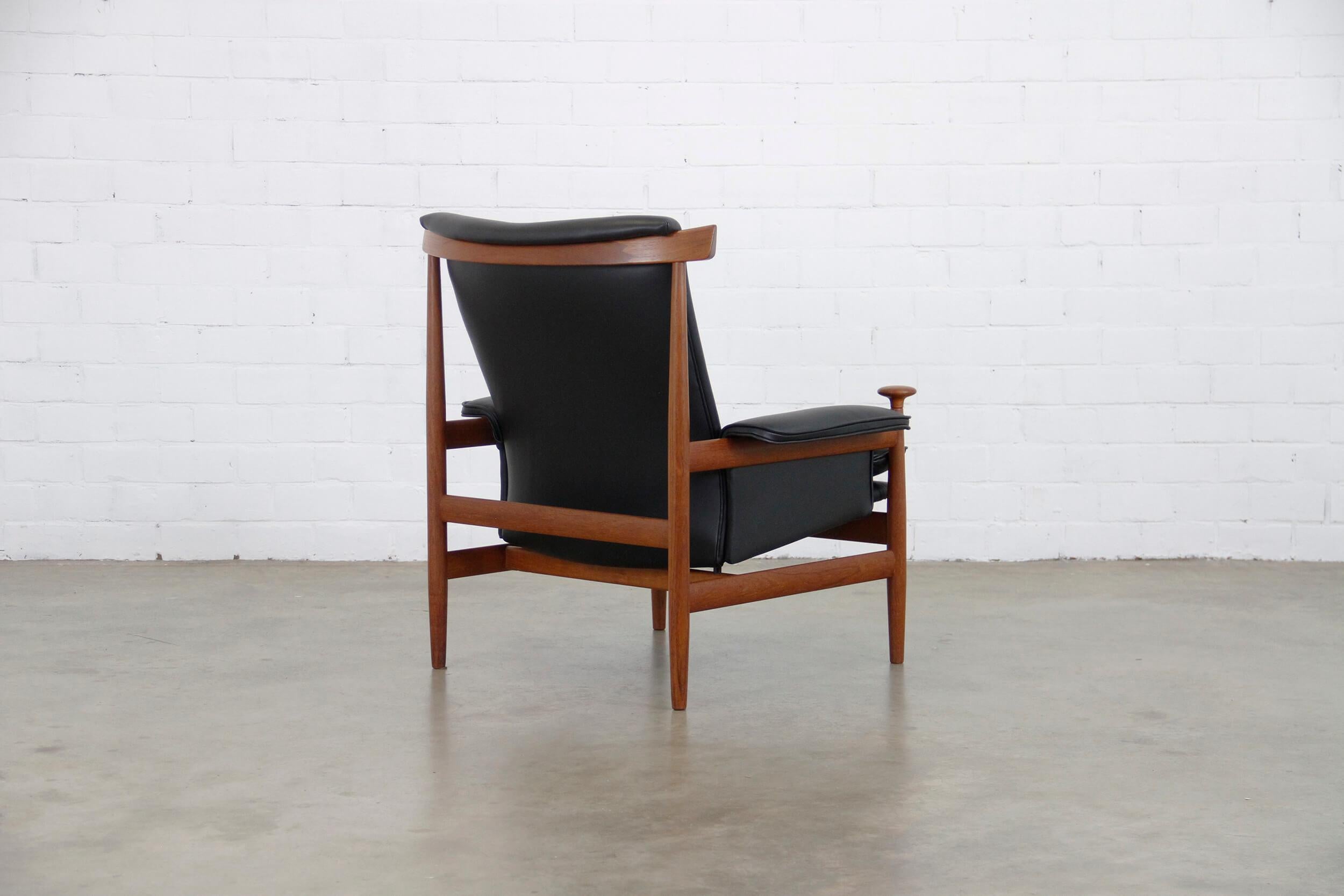 Mid-Century Modern Danish Leather and Teak Bwana Model 152 Chair by Finn Juhl for France & Søn 1962 For Sale
