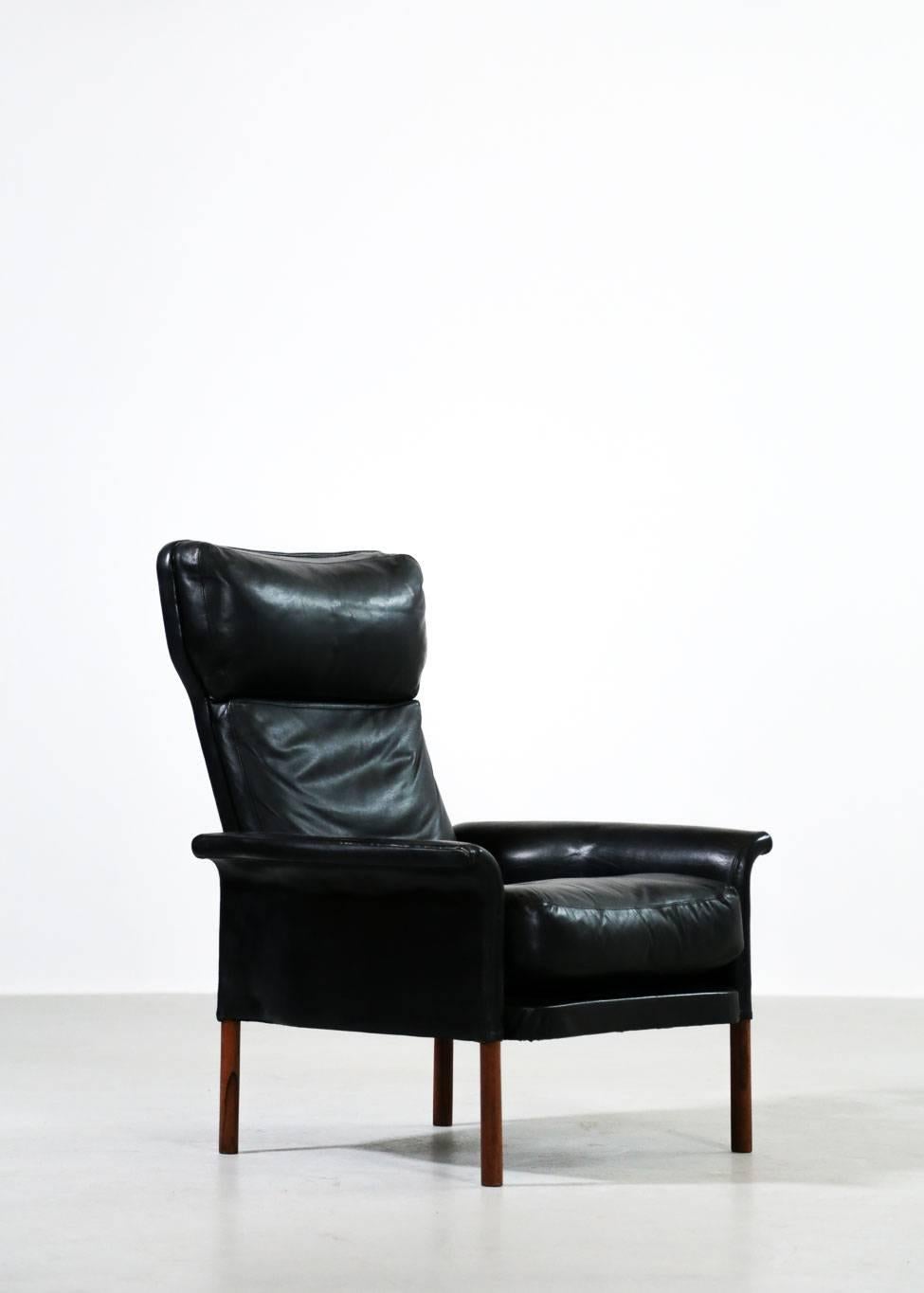 Nice black armchair made in leather and rosewood leg.
   