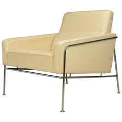 Dänischer Ledersessel der Arne Jacobsen-Serie 3300 in Creme, Fritz Hansen