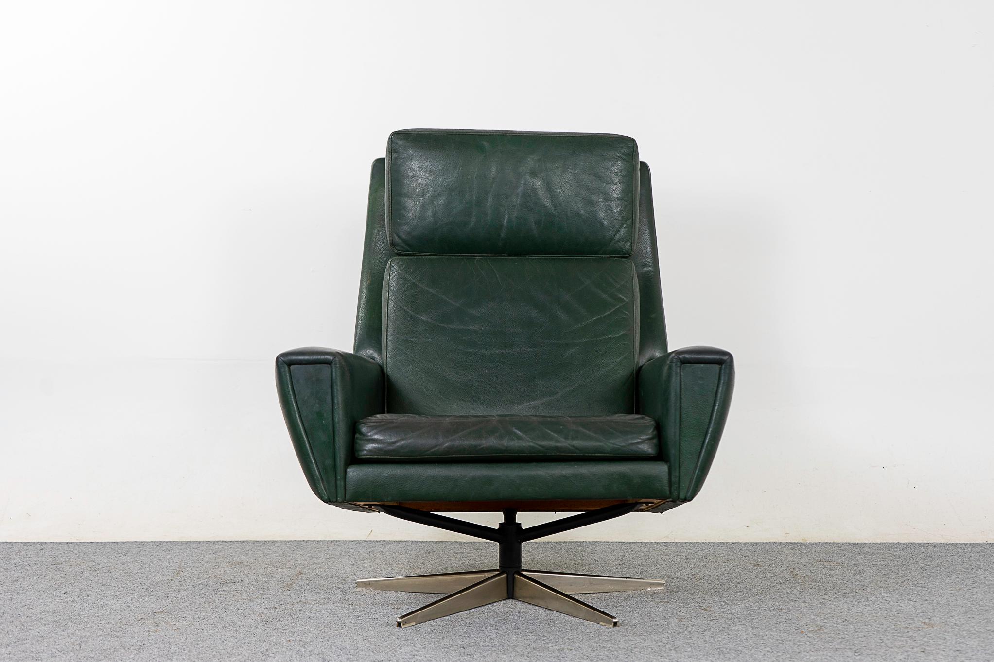 Leather and chrome midcentury swivel chair, circa 1960s. High back, robust swivel chair with original dark green leather. Great patina with sign of wear, not tears though! Very comfortable. Missing the rubber feet.