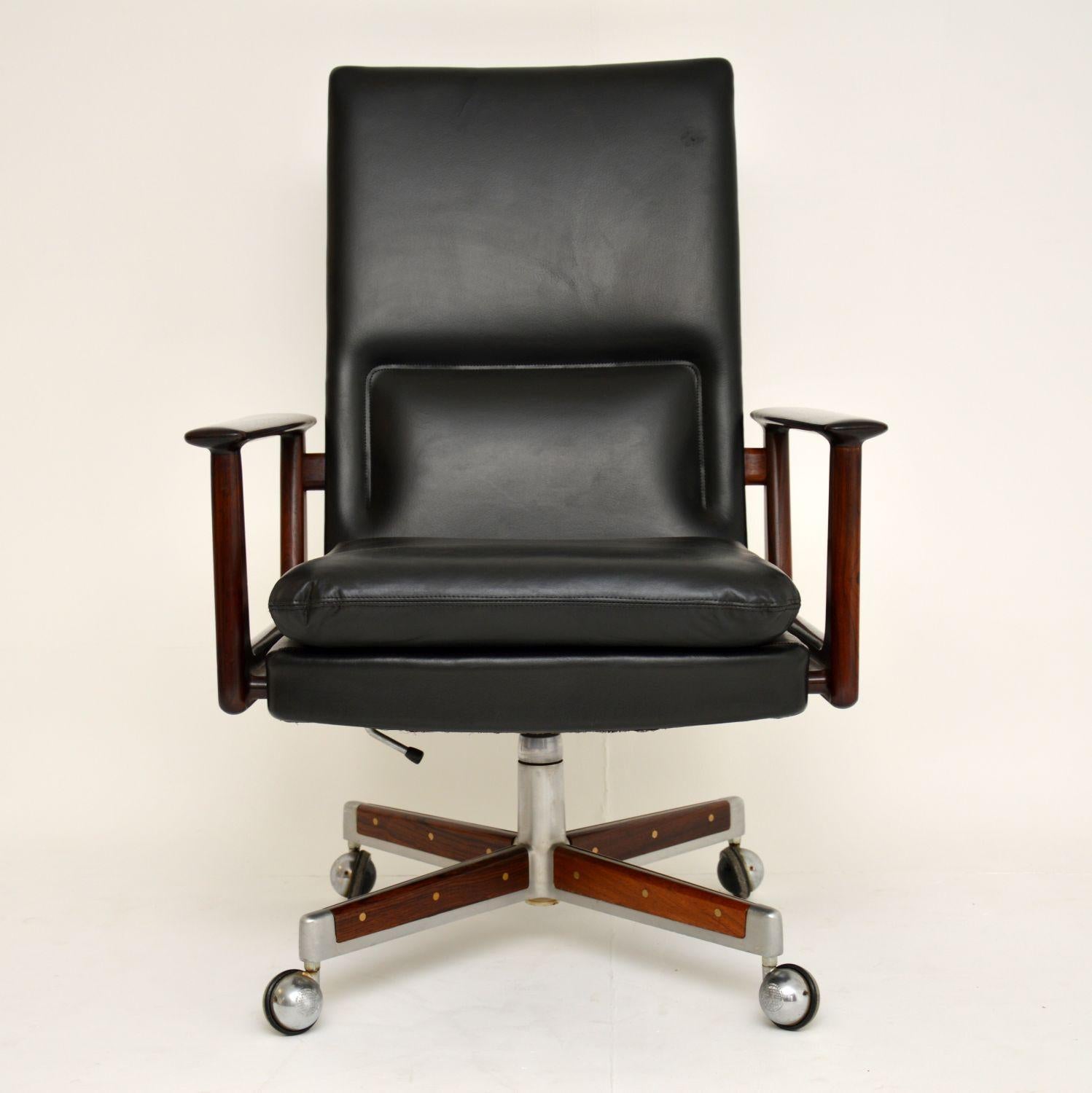 A magnificent Danish leather and wood swivel desk chair, dating from the 1960-70’s. This was designed by Arne Vodder for Sibast, it is of absolutely amazing quality. This is extremely comfortable, its well supported and has a fully working