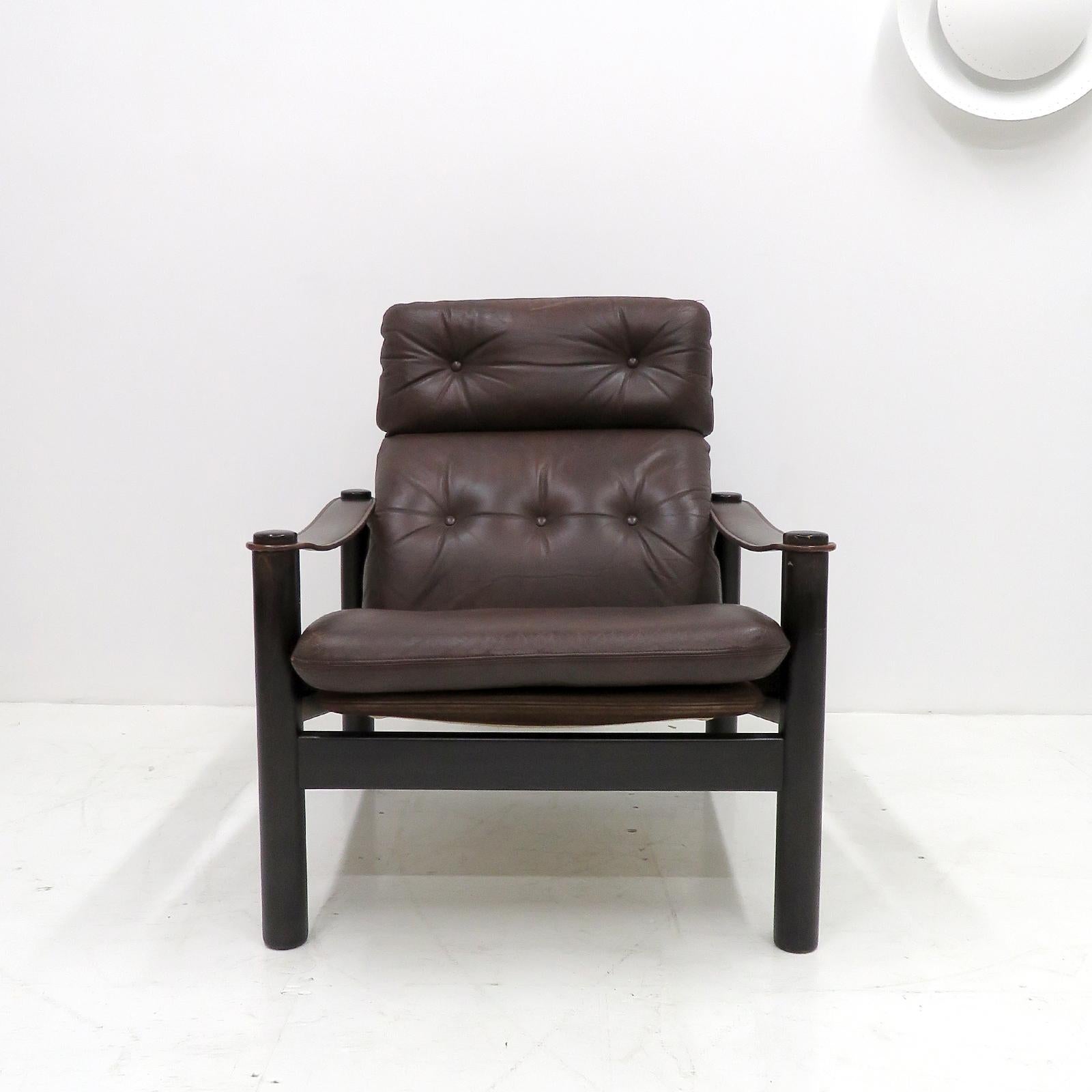 Magnifique chaise longue danoise en cuir 'model BEO' de Beeche & Søren Nissen, 1970 avec structure en bois de hêtre teinté foncé, rembourrée en cuir marron et le dossier en cuir nubuck, fabriquée par Jeki Møbler Bramming.