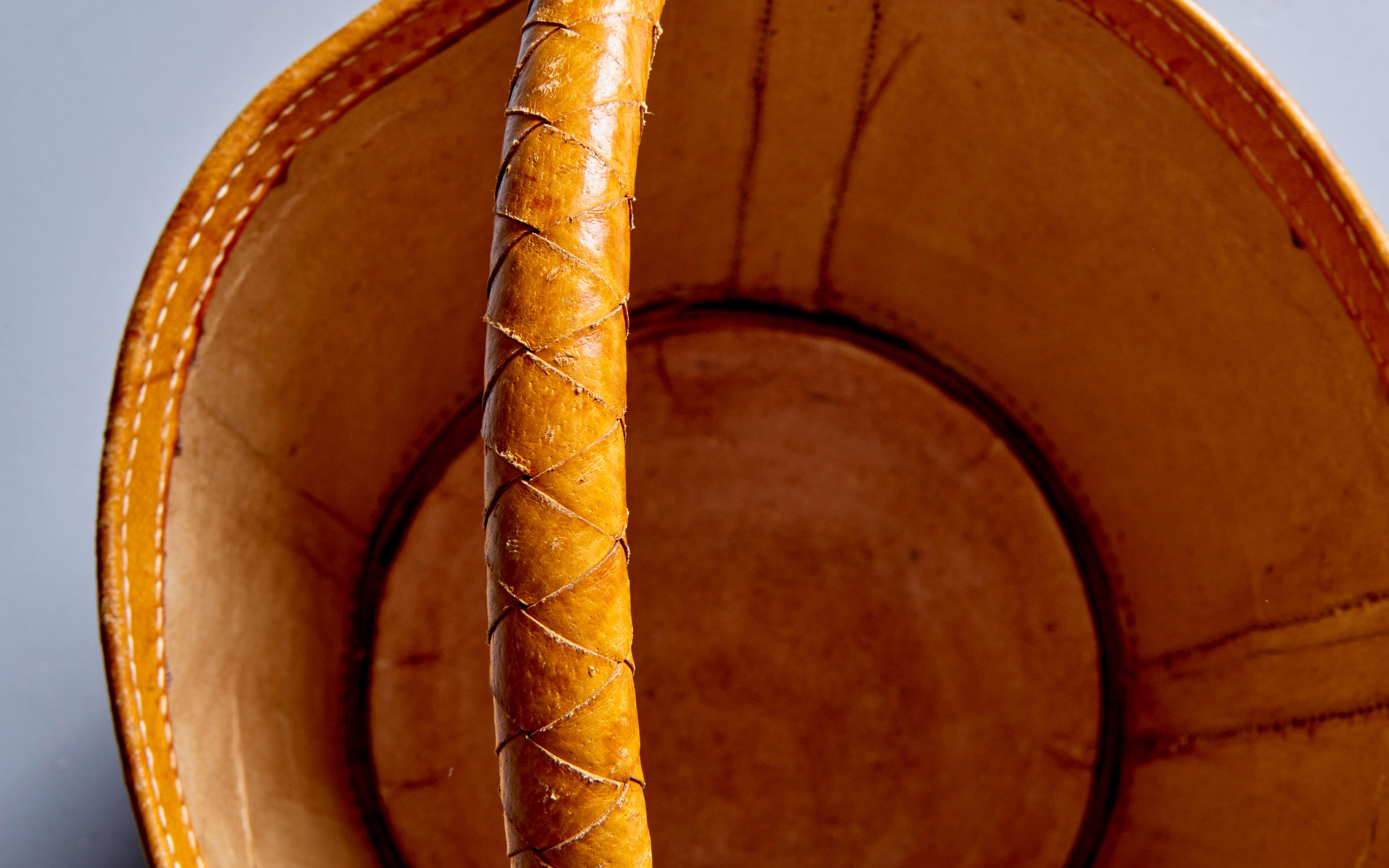 Danish Leather Paper Basket with Handle, 1960s In Fair Condition For Sale In Berlin, DE