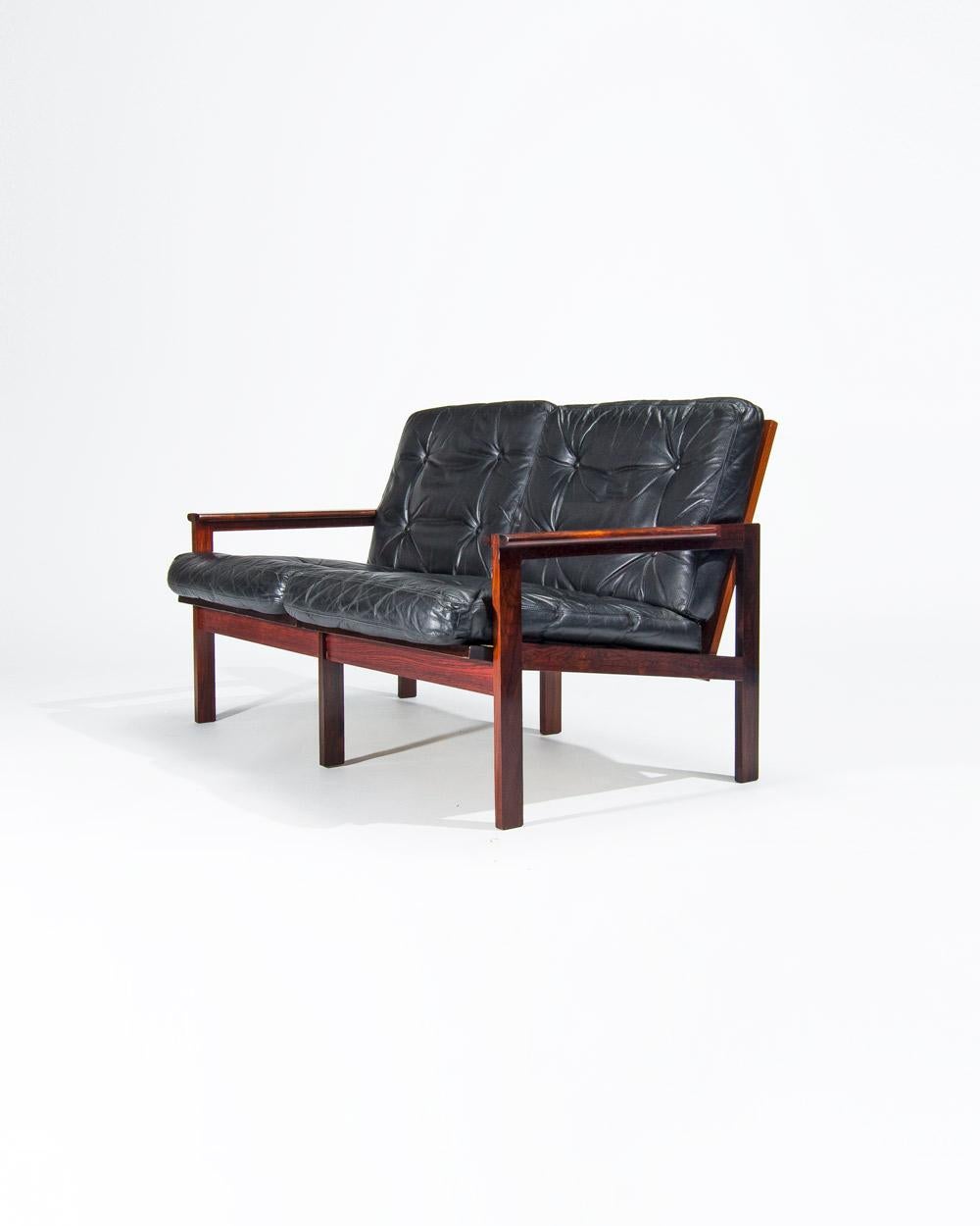 Dänisches Ledersofa, entworfen von Illum Wikkelsø für Niels Eilersen in den 1950er Jahren. Dieses seltene Zweisitzer-Sofa, das auch als Capella-Sofa bekannt ist, besteht aus einem Gestell aus massivem Palisanderholz mit originalen schwarzen