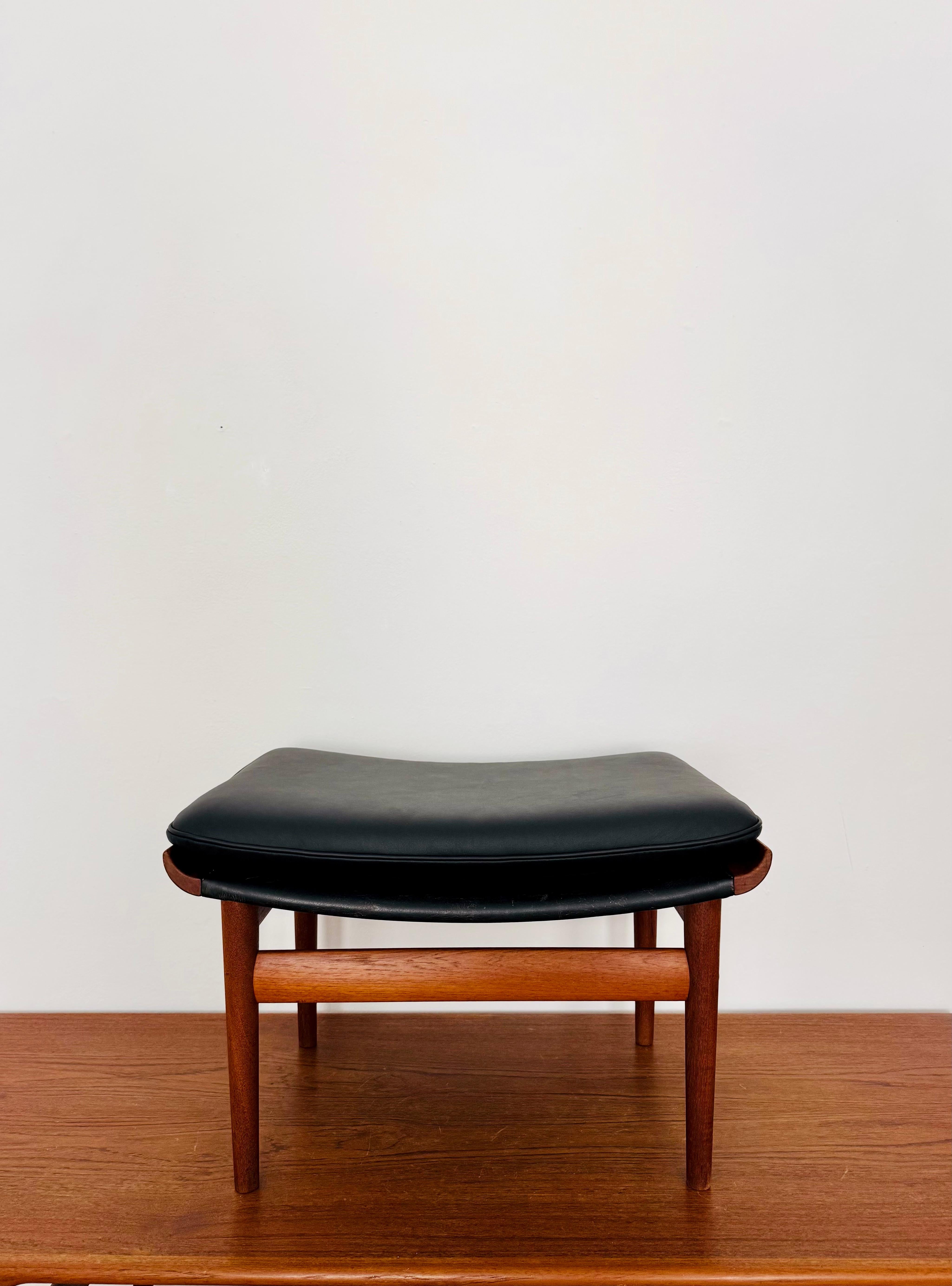 Wonderful and very comfortable leather stools from the 1960s.
Very nice design and high -quality workmanship.
The teak frame is particularly beautifully shaped.
The new leather pillow makes the stool very comfortable.

Design: Finn