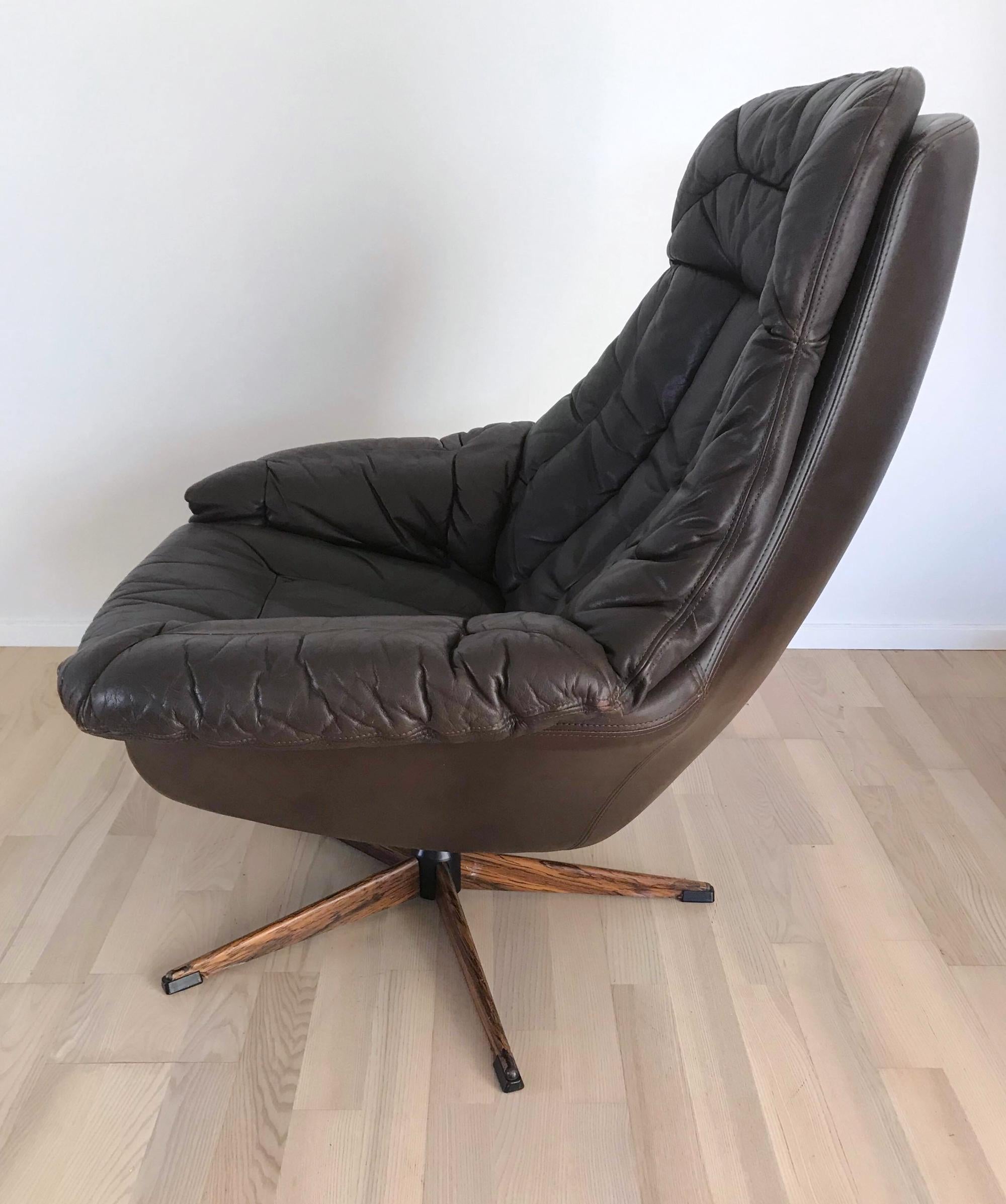 Danish Swivel lounge chair by H.W. Klein for Bramin with Leather upholstery and floating atop a five-armed base.
  
