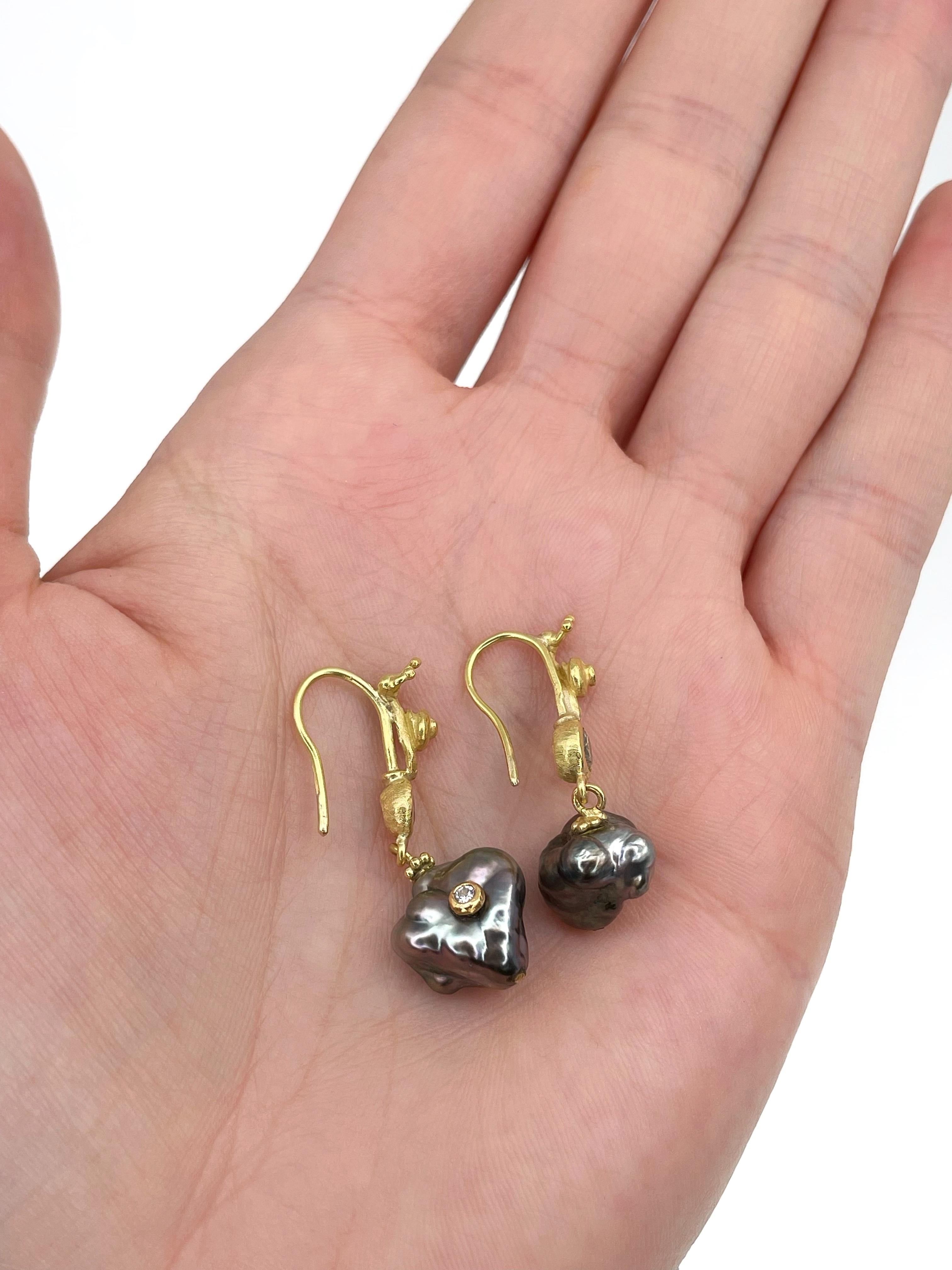 This is a lovely pair of asymmetrical dangle earrings designed by Danish jeweler Lene Vibe in 2000’s. The piece is crafted in 18K yellow gold. It features 2 beautiful cultured Tahitian Baroque pearls. They are accompanied with 3 bezel set diamonds.