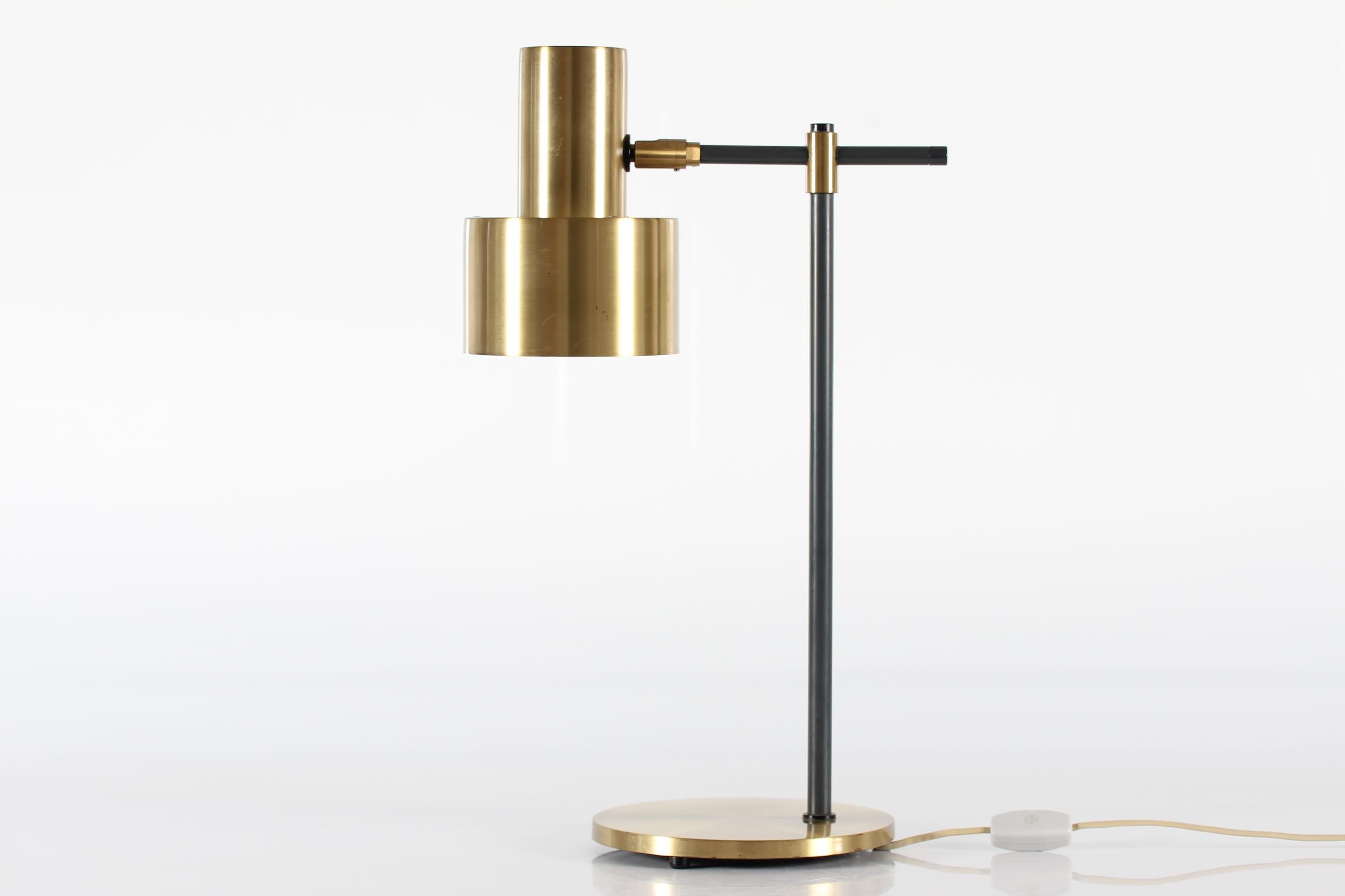 Original vintage Lento table lamp designed by Danish designer Jo Hammerborg in 1967.
It's made of brass with transparent lacquer on the surface. The stem has dark grey lacquer, and the inside of the shade has white and grey lacquer.
The lamp is made