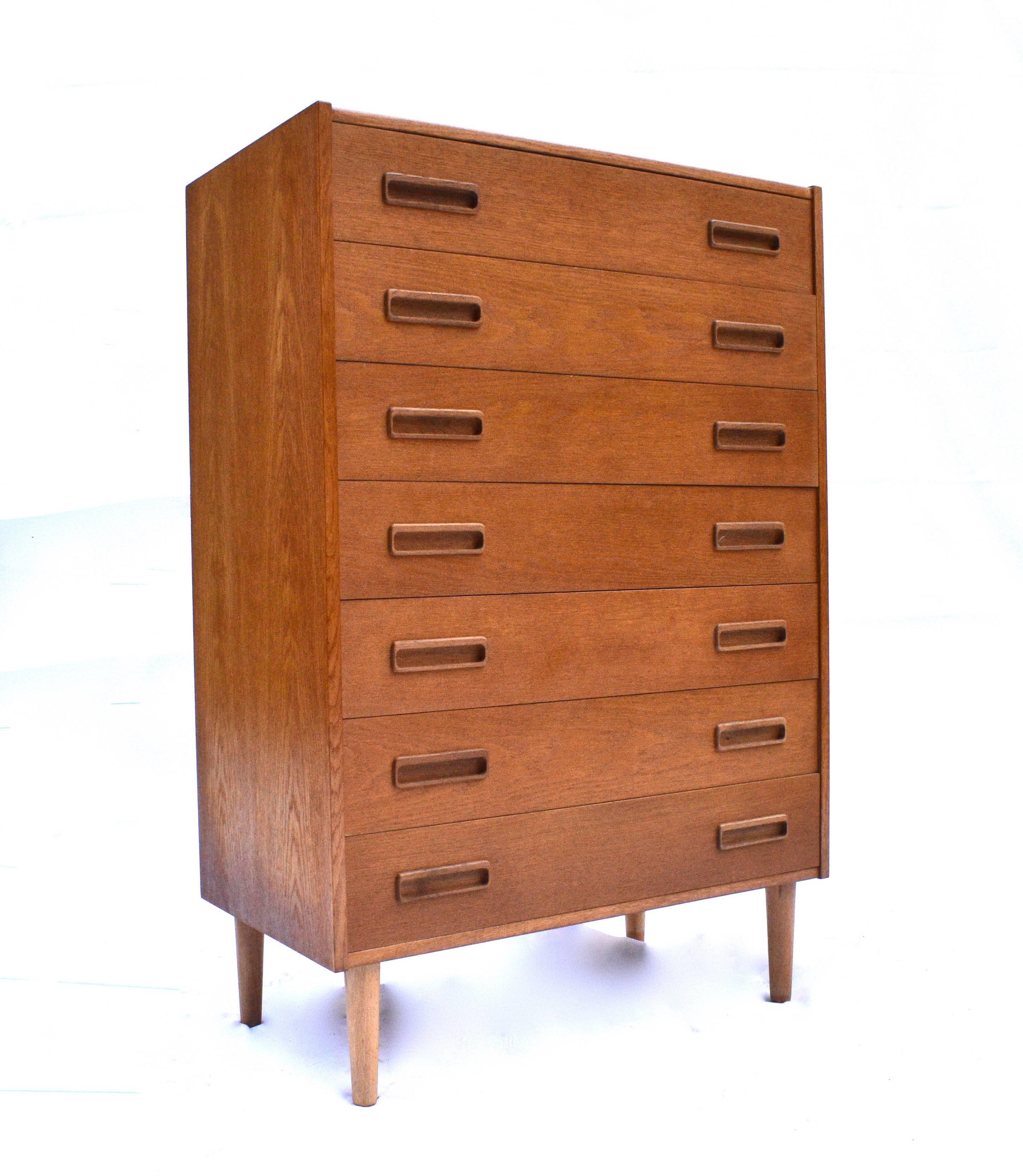 A beautiful Danish light oak tallboy chest of drawers, this would make a stylish addition to any bedroom area. 

The chest has seven drawers, all are in good working order with sculptured wooden handles and dovetail joins.

 A striking piece of