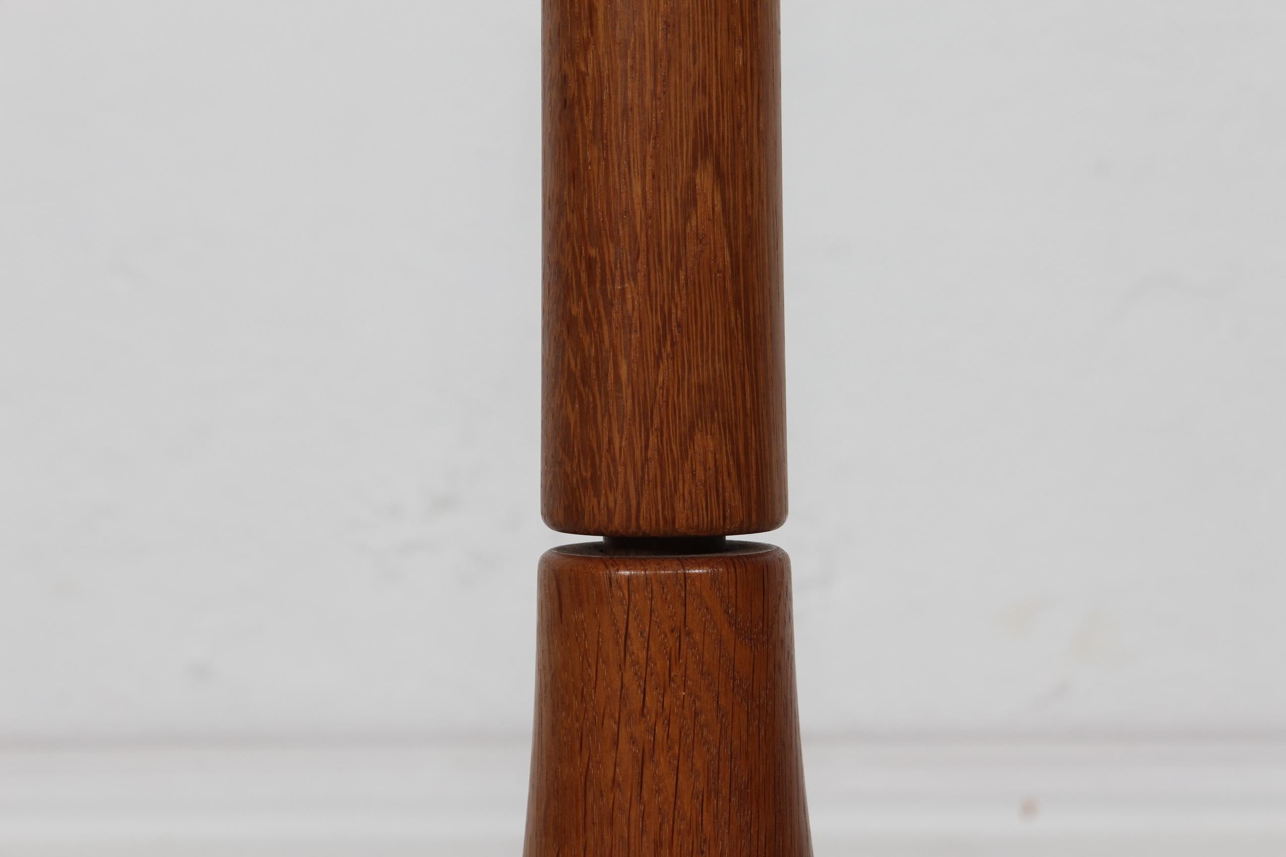 Dänische Lisbeth Brams Stehlampe aus handgedrehtem Teakholz mit neuem Schirm 1960er Jahre (Holzarbeit) im Angebot