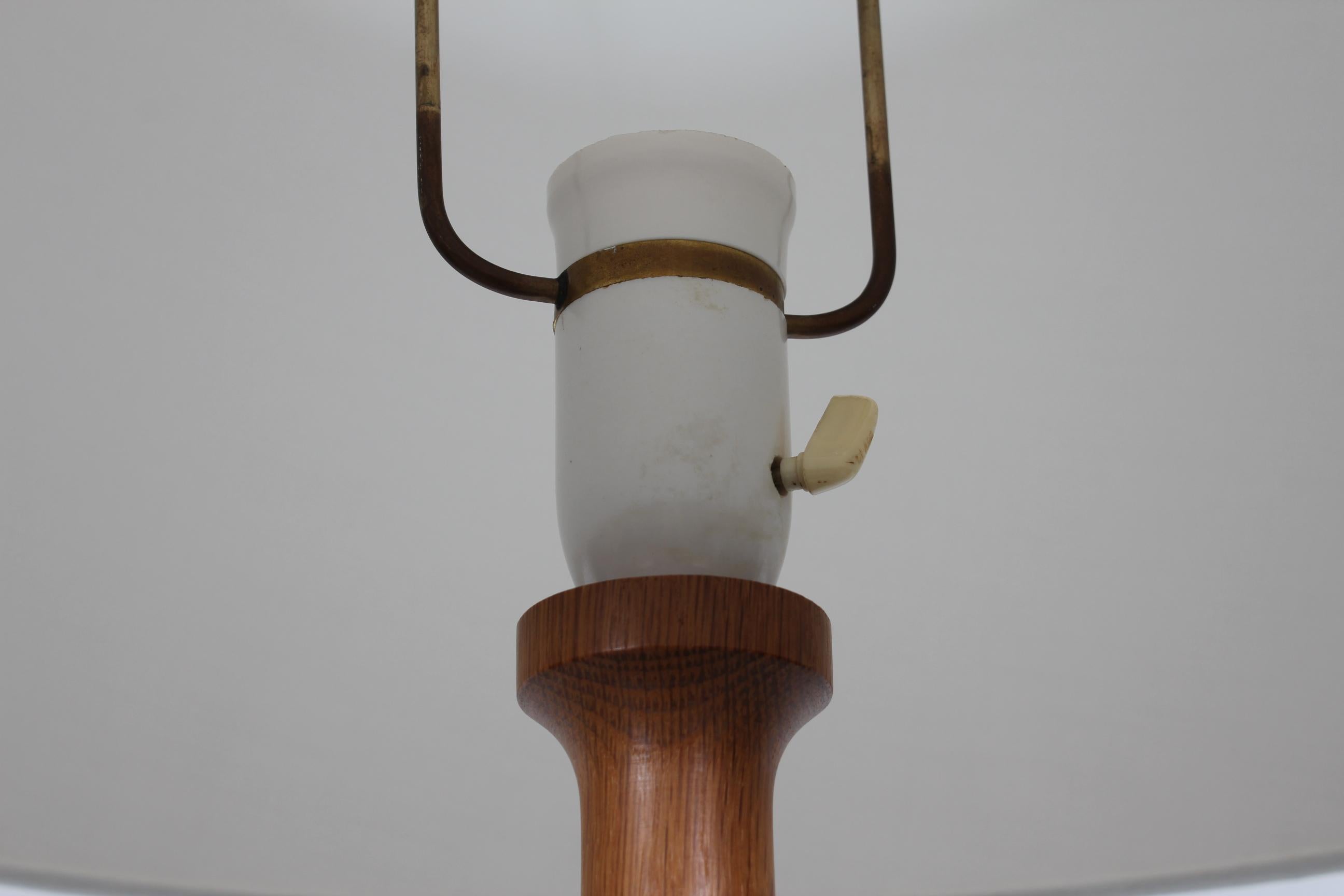 Dänische Lisbeth Brams Stehlampe aus handgedrehtem Teakholz mit neuem Schirm 1960er Jahre (Stoff) im Angebot