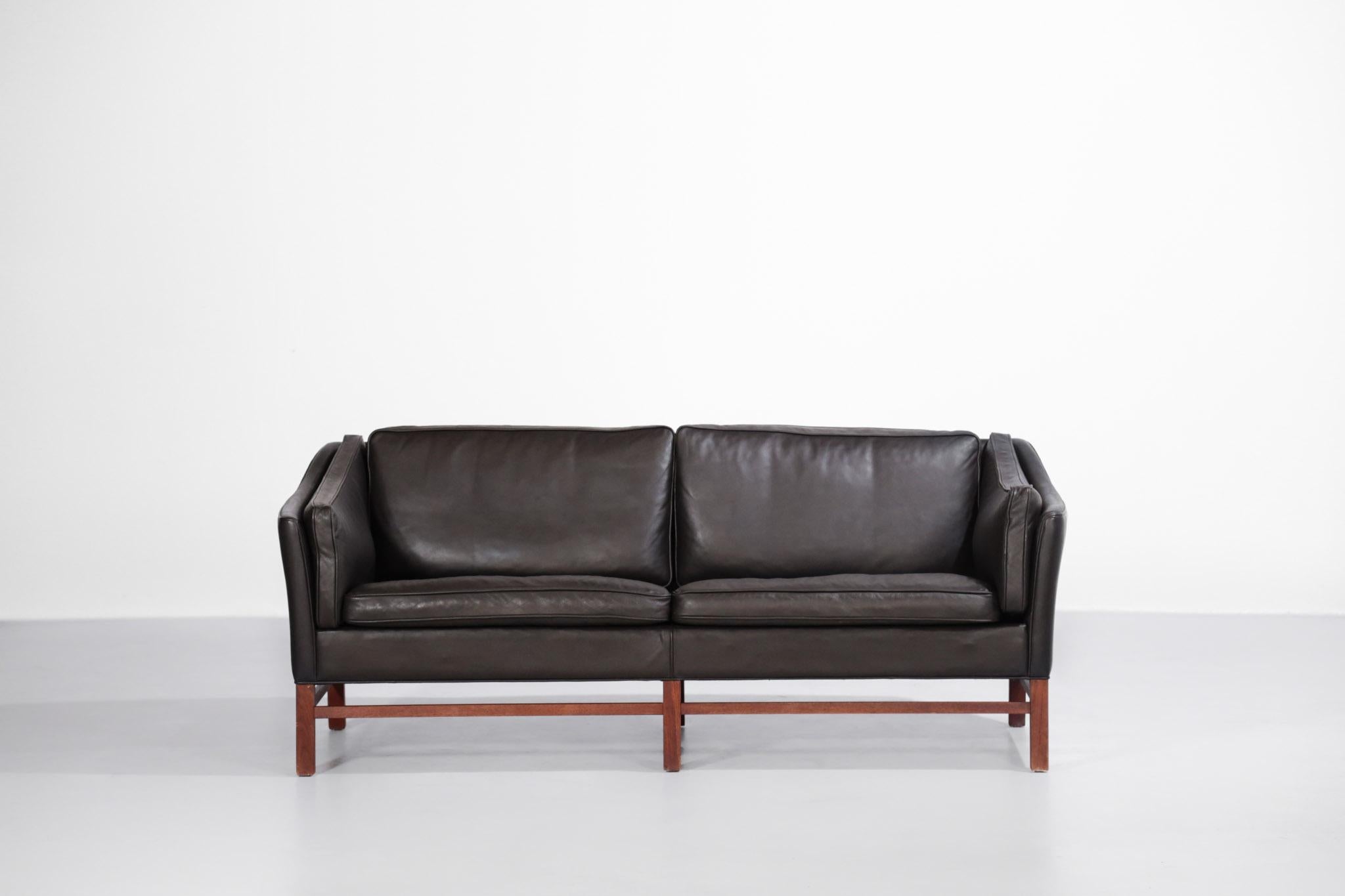 Really nice Danish sofa and armchair in dark brown leather.
Excellent condition.
In the style of Børge Mogensen.
Leg in teak.