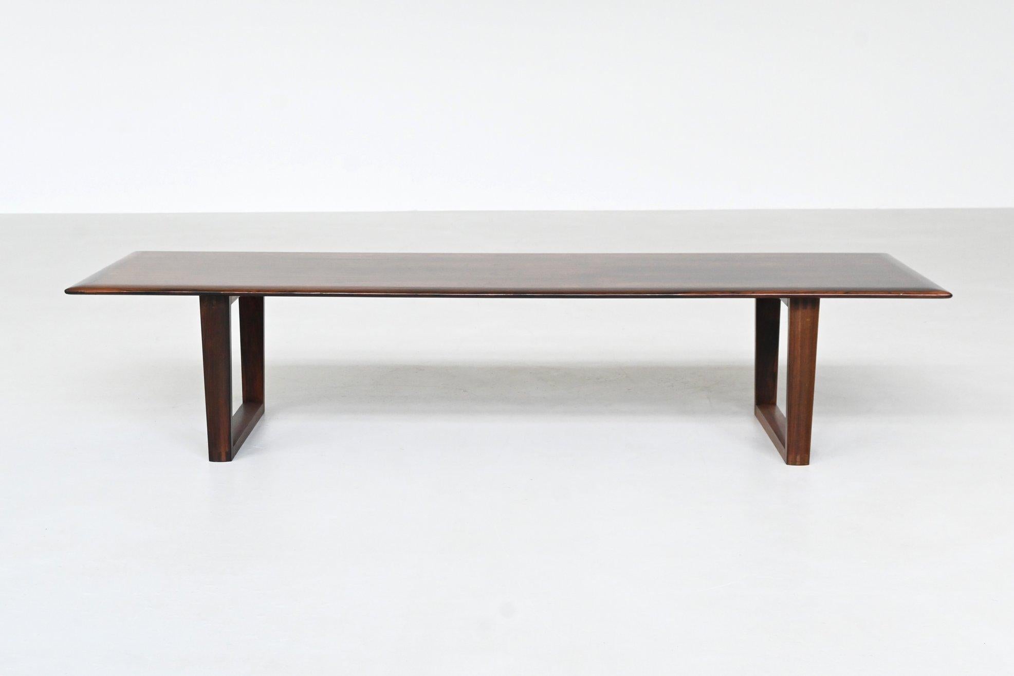 Danish long shaped coffee table in rosewood Denmark 1960 (Skandinavische Moderne) im Angebot