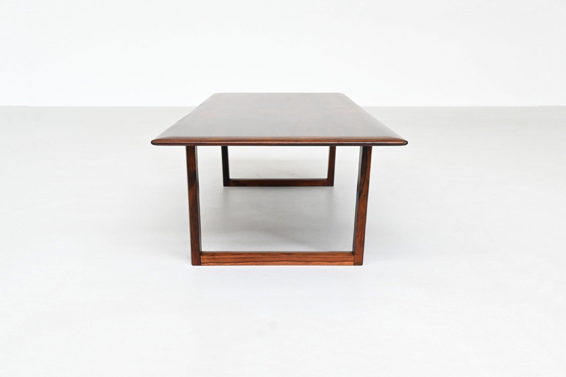 Danish long shaped coffee table in rosewood Denmark 1960 (Dänisch) im Angebot