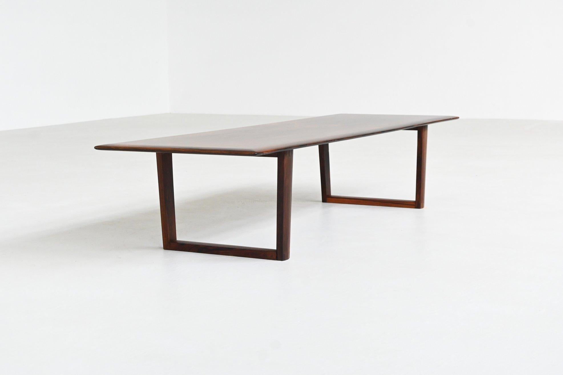 Danish long shaped coffee table in rosewood Denmark 1960 im Zustand „Gut“ im Angebot in Etten-Leur, NL