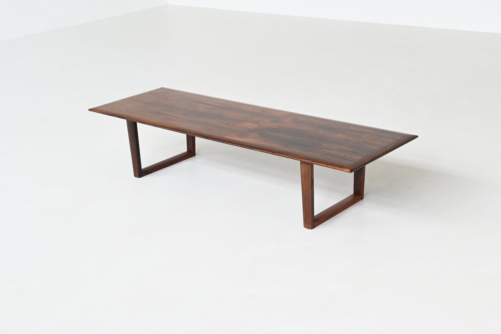 Danish long shaped coffee table in rosewood Denmark 1960 (Mitte des 20. Jahrhunderts) im Angebot