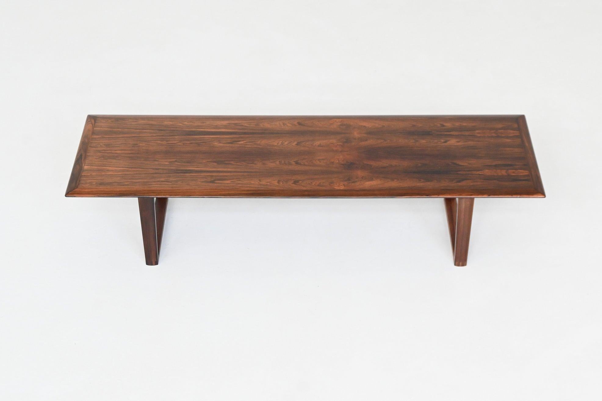 Danish long shaped coffee table in rosewood Denmark 1960 (Rosenholz) im Angebot