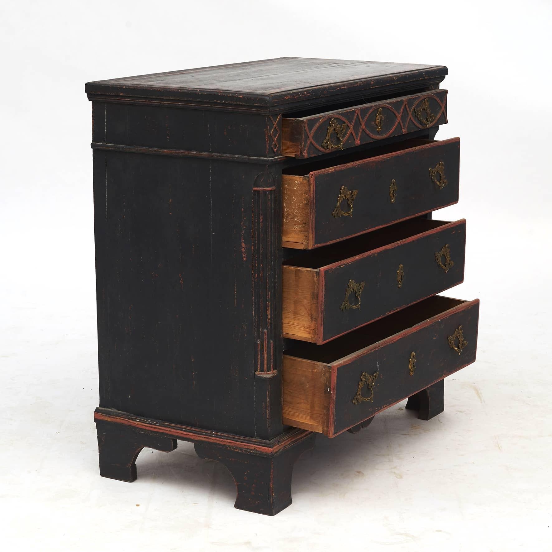 Louis XVI chest of drawers with original paint.
The chest has four drawers: top drawer with playful geometric carved mouldings, the three drawers below have mouldings running along the drawer edge. Flanking quarter columns.
A beautiful chest of