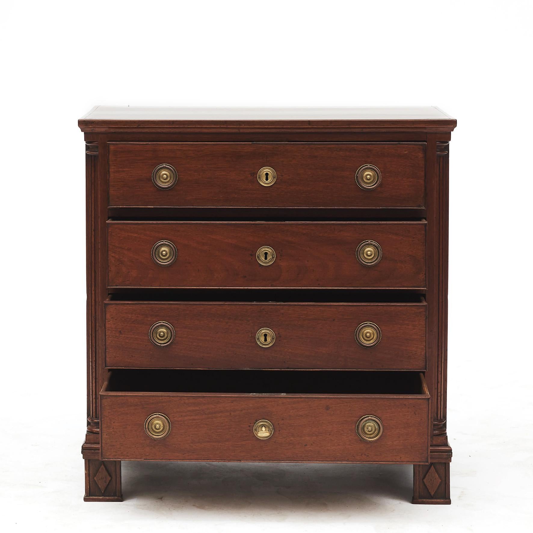 Danish Louis XVI chest of drawers or commode.
Cuban mahogany veneered on oak.
Four drawers, the sides are flanked by a pair of fluted quarter columns. Supported by legs with elegant rhombus details.
Copenhagen 1780-1800.