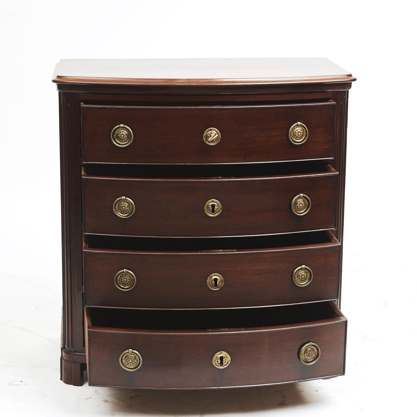 Louis XVI chest of drawers or dresser.
Mahogany veneered on oak. Four drawers, the sides are flanked by a pair of fluted quarter columns. Original condition and brasses. Key of later date.
Denmark / Copenhagen, 1780-1790.