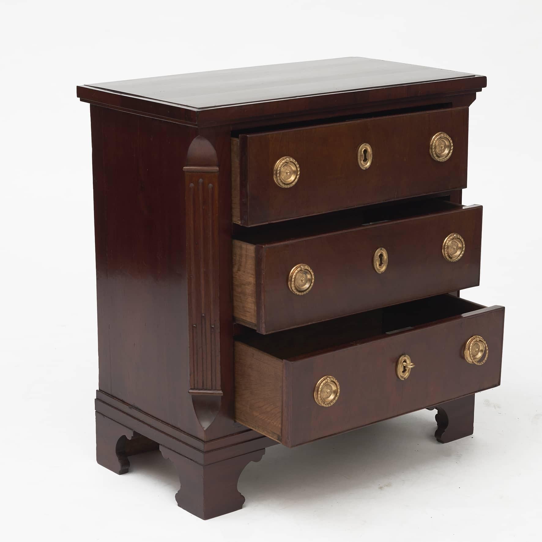 Louis XVI chest of drawers in Cuba mahogany veneered on oak.
Three drawers with original gilded bronze fittings flanked by canted corners with flutings.
Key of later date.
Denmark, Copenhagen 1780-1790.
