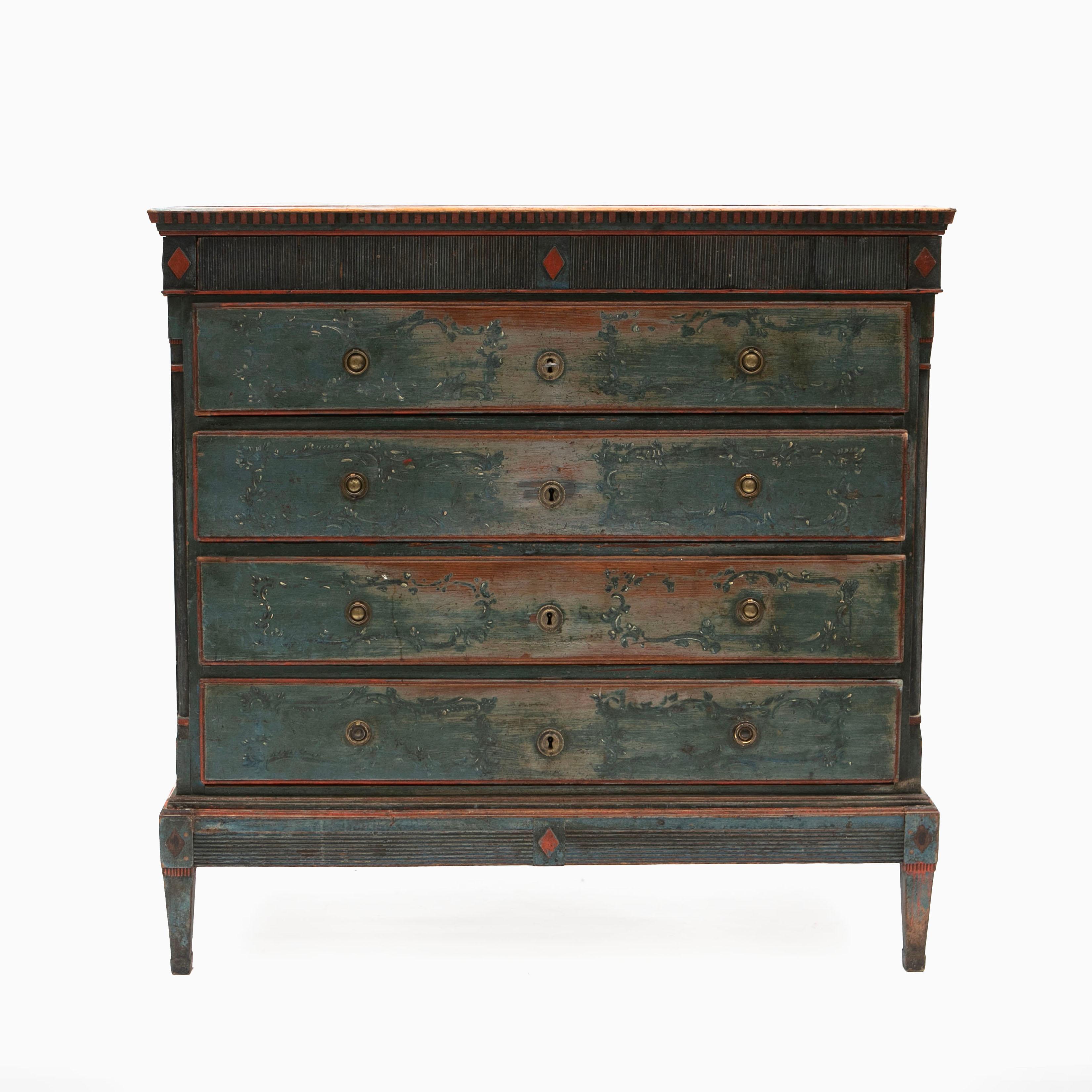 Very beautiful Louis XVI chest of drawers, crafted in pine in original polychrome color, with a fantastic natural age-related patina.
Below the top plate red painted dental mouldings.
The chest features 5 drawers: 4 lager drawers and a smaller