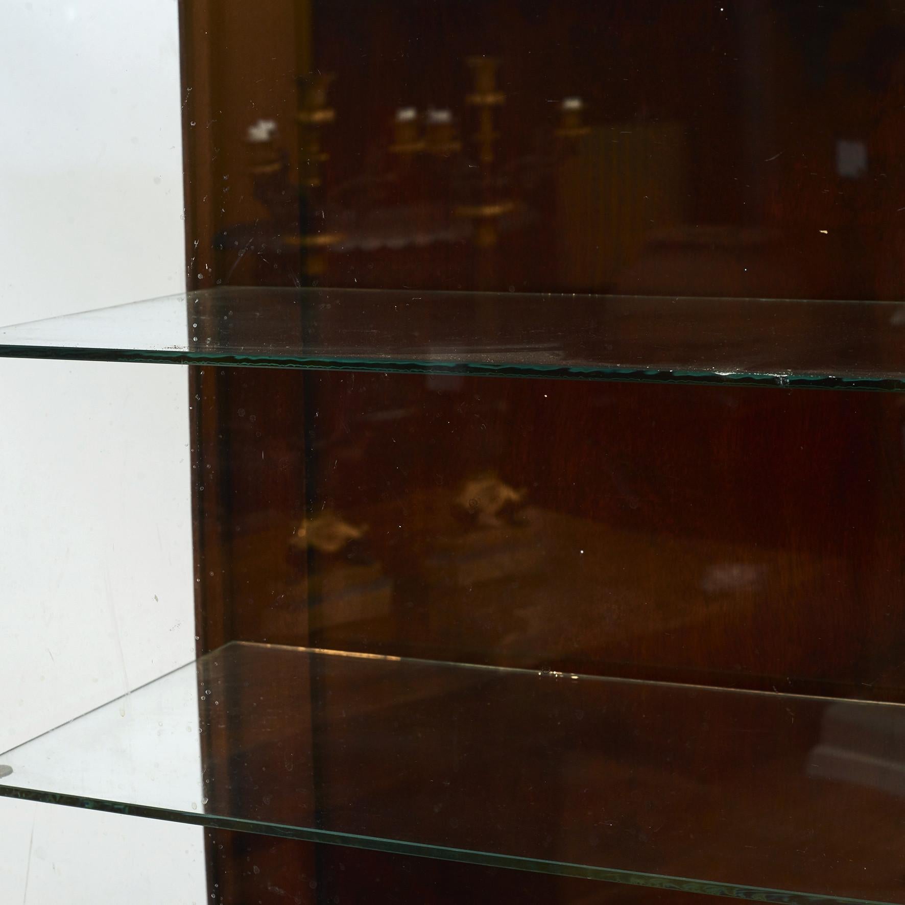 Vitrine danoise Louis XVI sur Stand en vente 7
