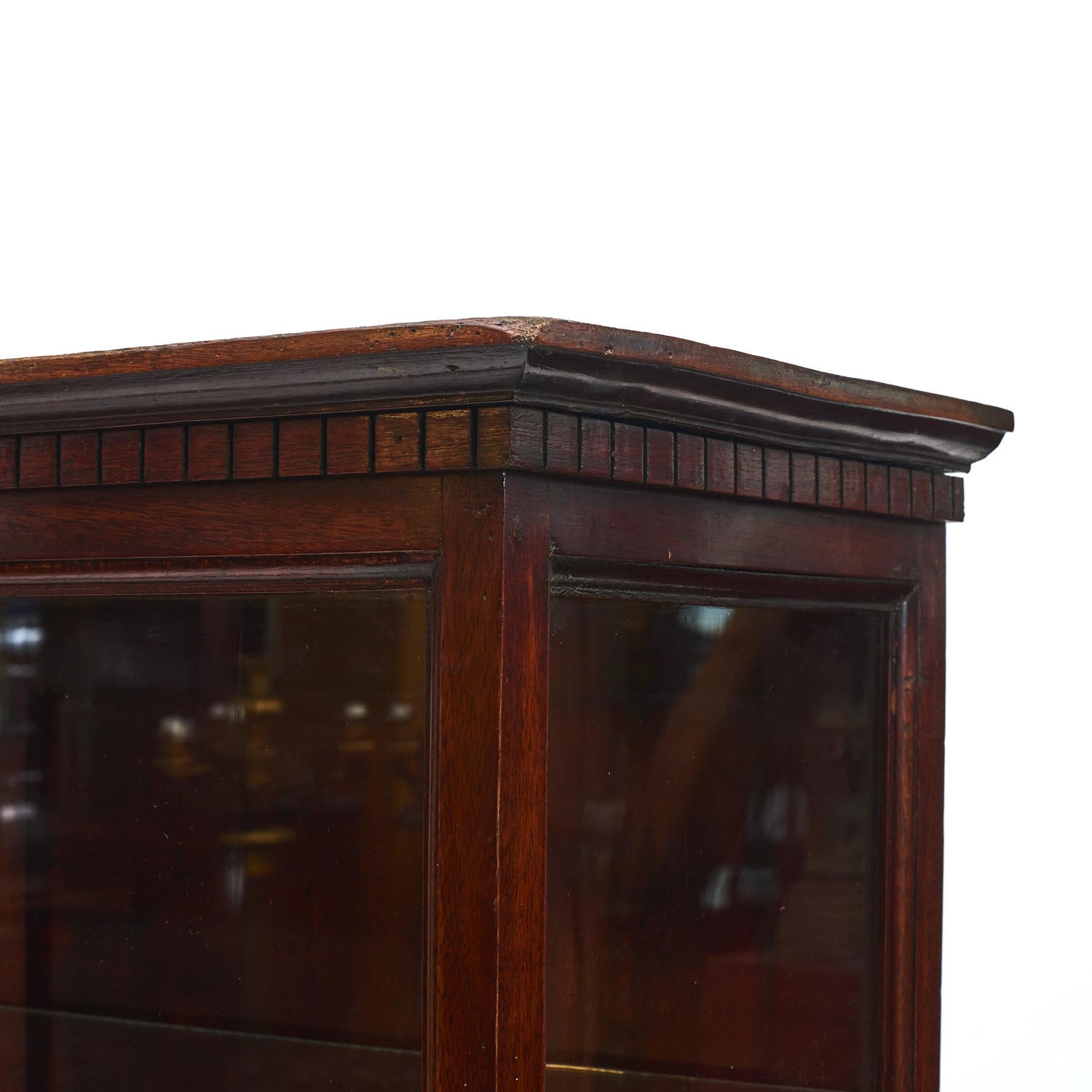 Dänischer Louis XVI Vitrinenschrank auf Stand im Angebot 13