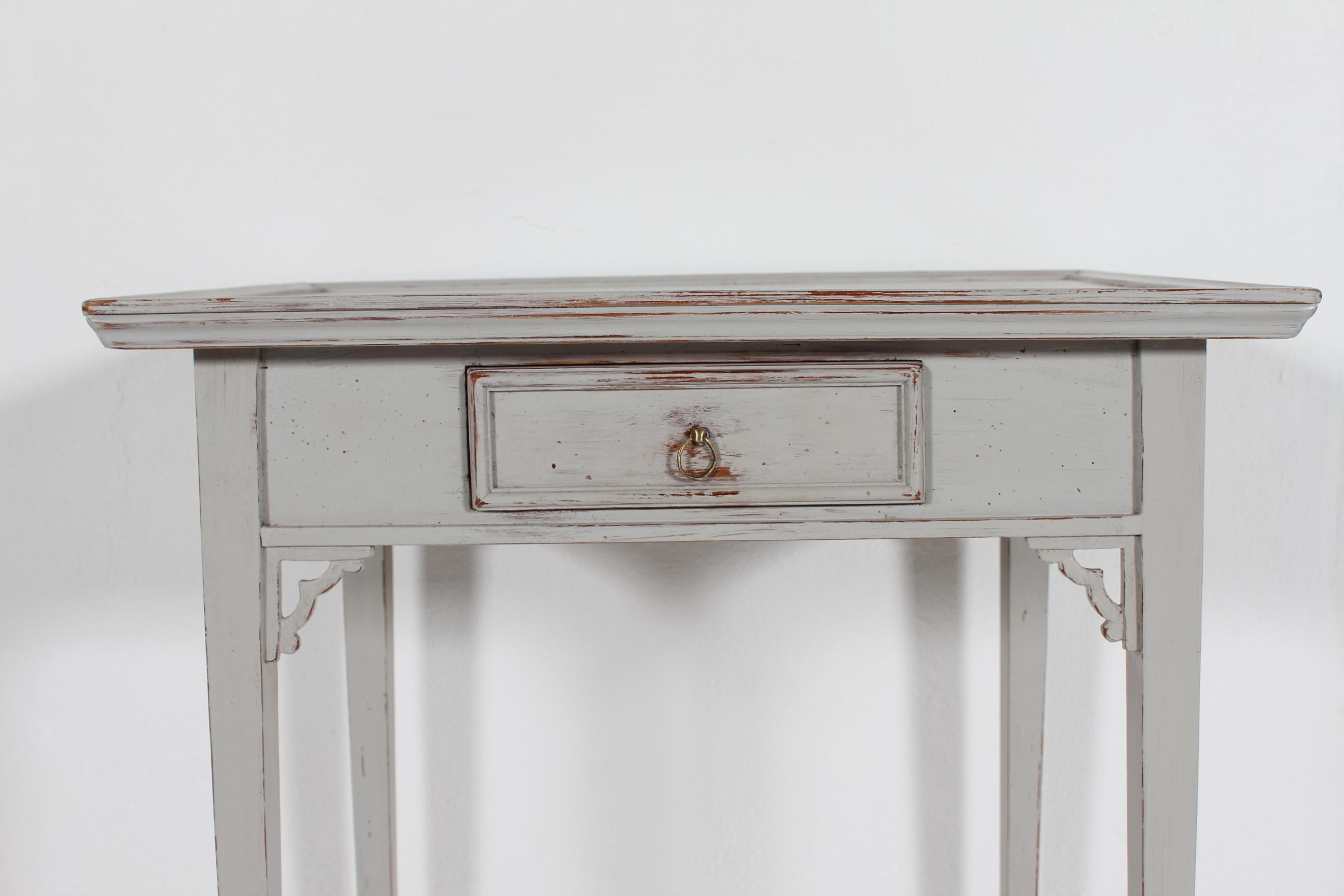 Danish Louis XVI Seize style side table with small drawer, made circa 1900 of solid pine wood by a skilled carpenter
The table has newly been hand-painted with grey paint, which is worn of at the most exposed places and has left an interesting