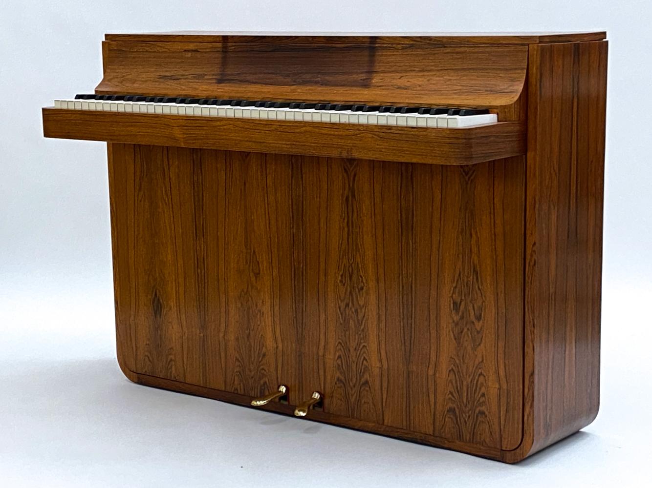 Versetzen Sie sich mit diesem meisterhaft gefertigten dänischen Palisander-Klavier aus der Jahrhundertmitte des renommierten Louis Zwicki in eine andere Zeit. Aus dem Herzen der 1960er Jahre, einer Zeit, in der Design und Handwerkskunst in perfekter