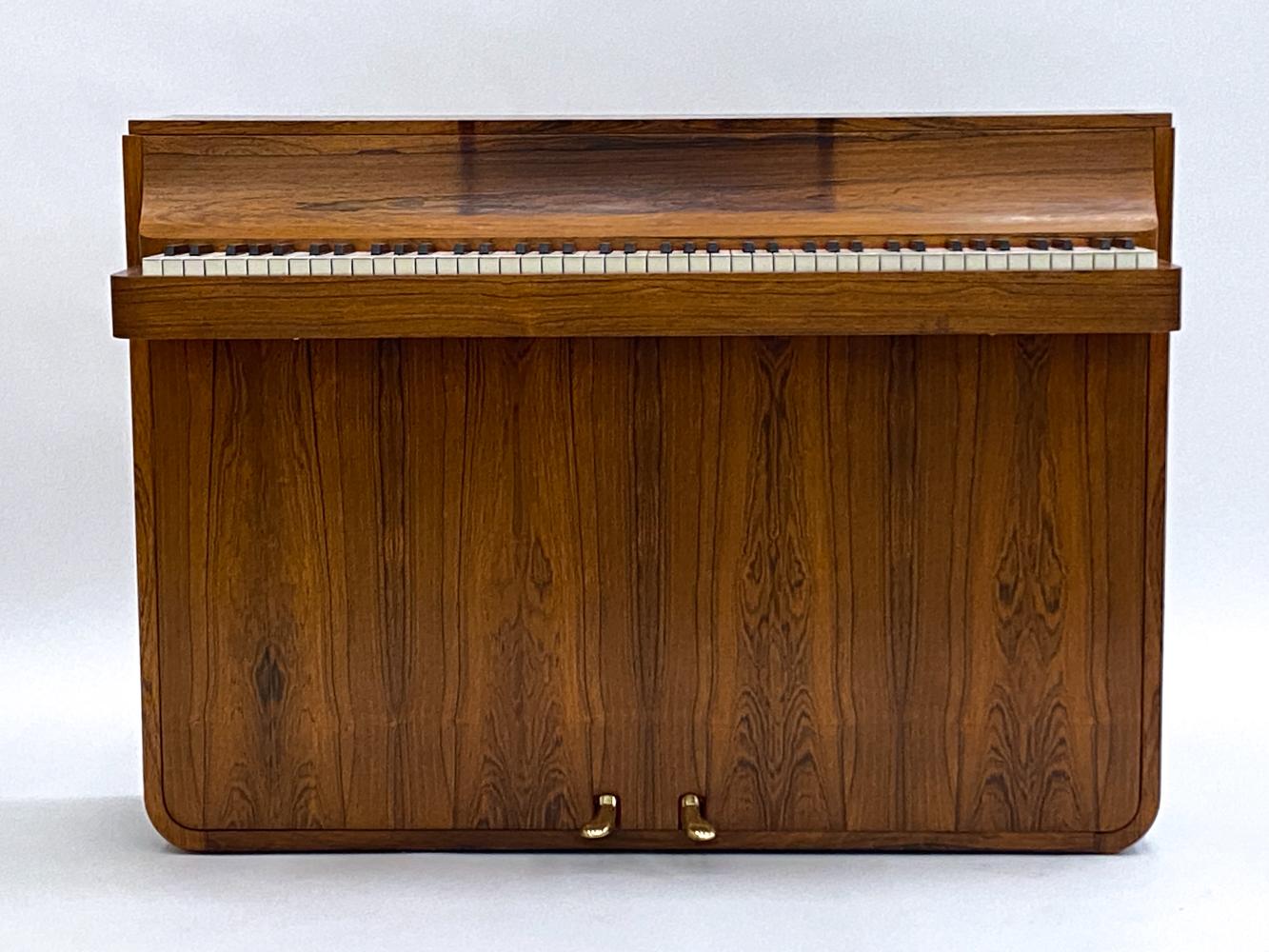 Dänisches Louis Zwicki Palisander-Klavier, ca. 1950er Jahre im Zustand „Gut“ im Angebot in Norwalk, CT