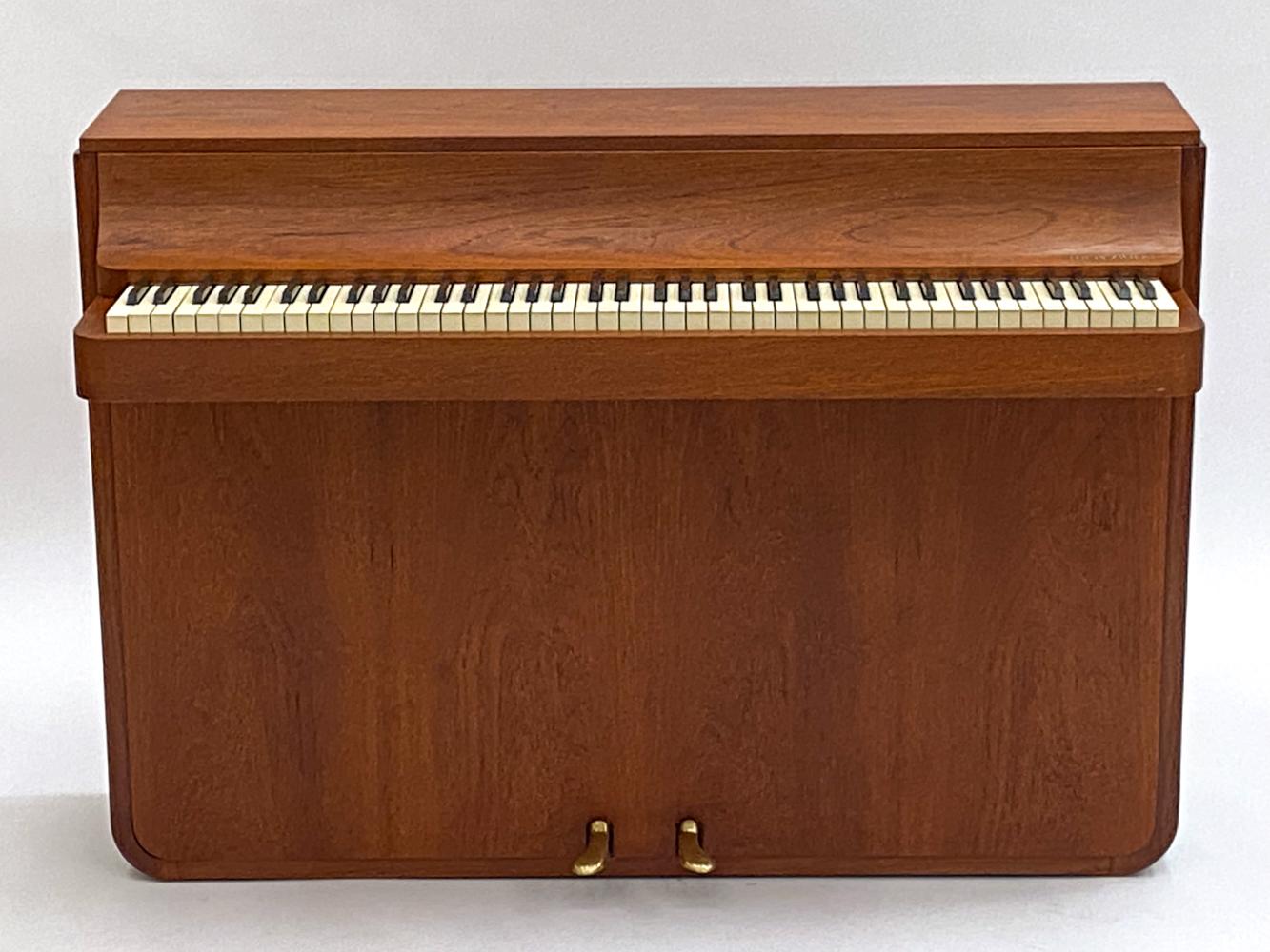 Dänisches Louis Zwicki Teakholz-Klavier, CIRCA 1950 (Moderne der Mitte des Jahrhunderts)
