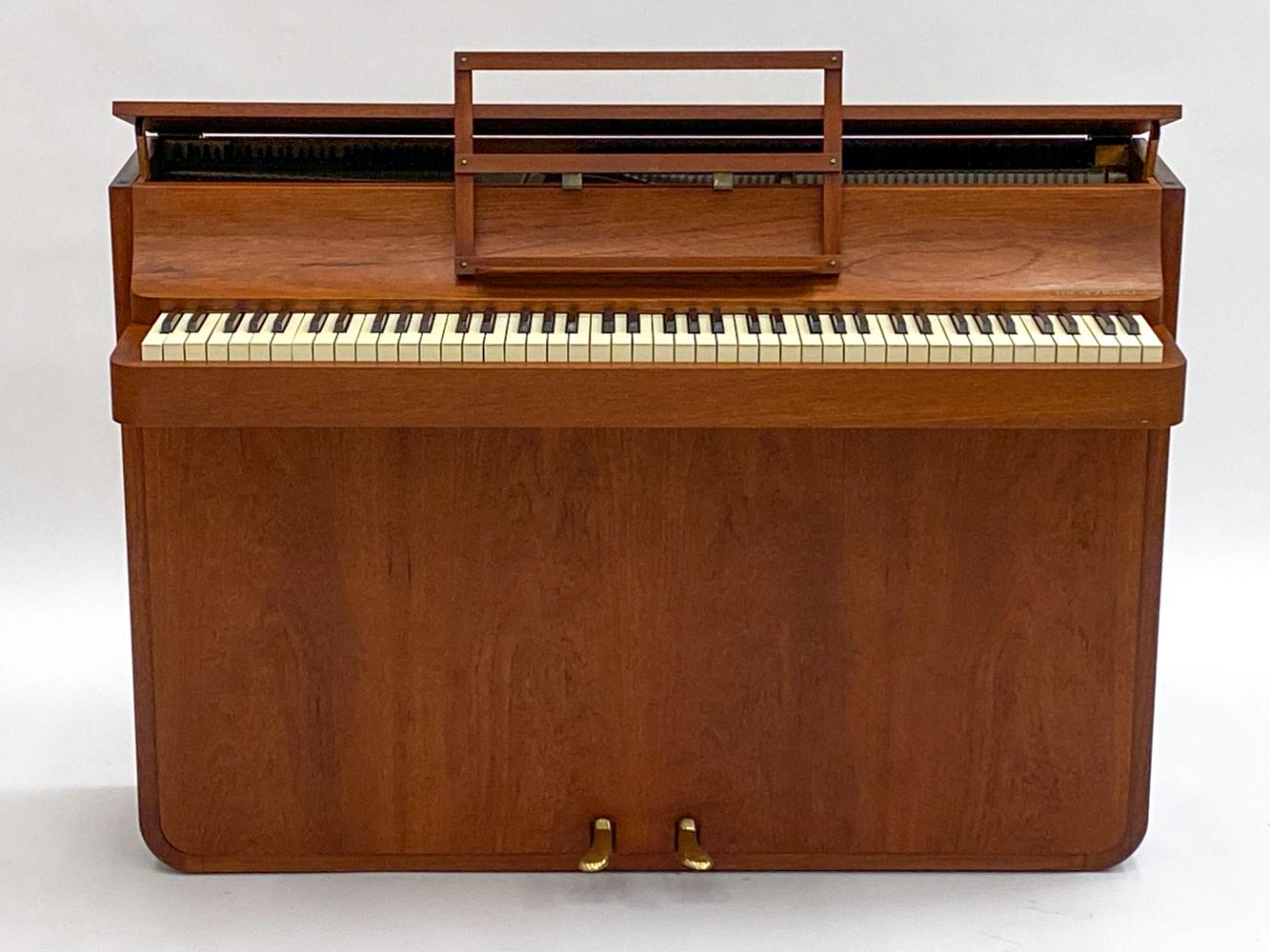 Dänisches Louis Zwicki Teakholz-Klavier, CIRCA 1950 im Zustand „Gut“ in Norwalk, CT