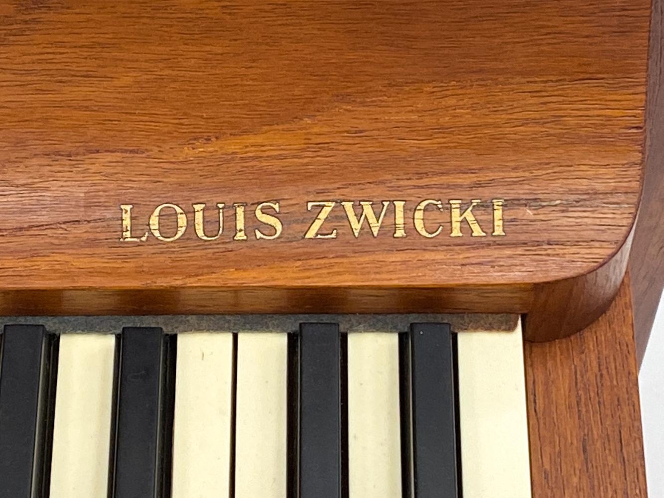 Dänisches Louis Zwicki Teakholz-Klavier, CIRCA 1950 (Mitte des 20. Jahrhunderts)