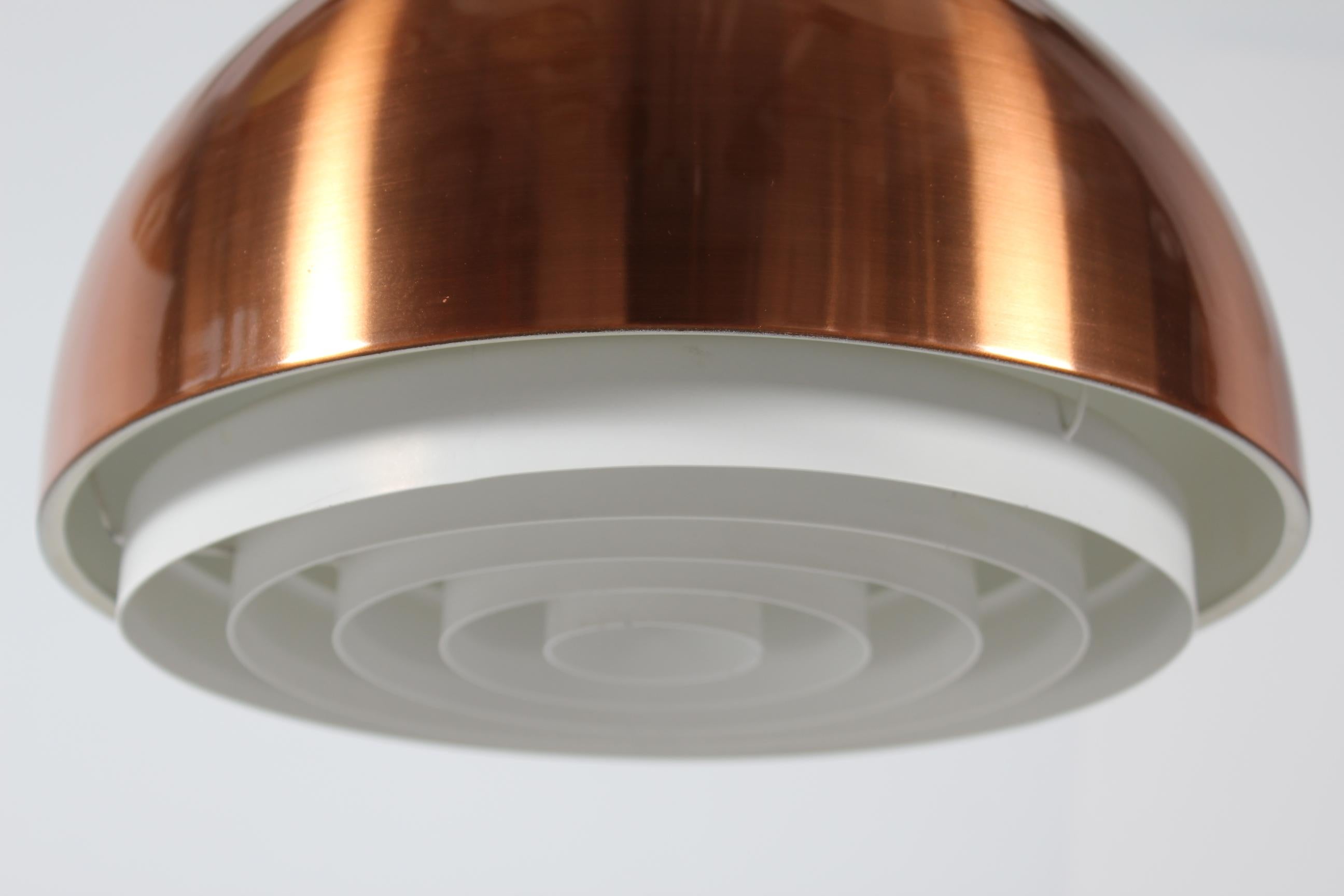 Suspension de plafond Louisiana originale et vintage, conçue par le designer danois Vilhelm Wohlert et Jørgen Bo en 1967.
L'abat-jour est en cuivre
Laque blanche à l'intérieur montée avec une grille en métal blanc.
La lampe a été fabriquée par le