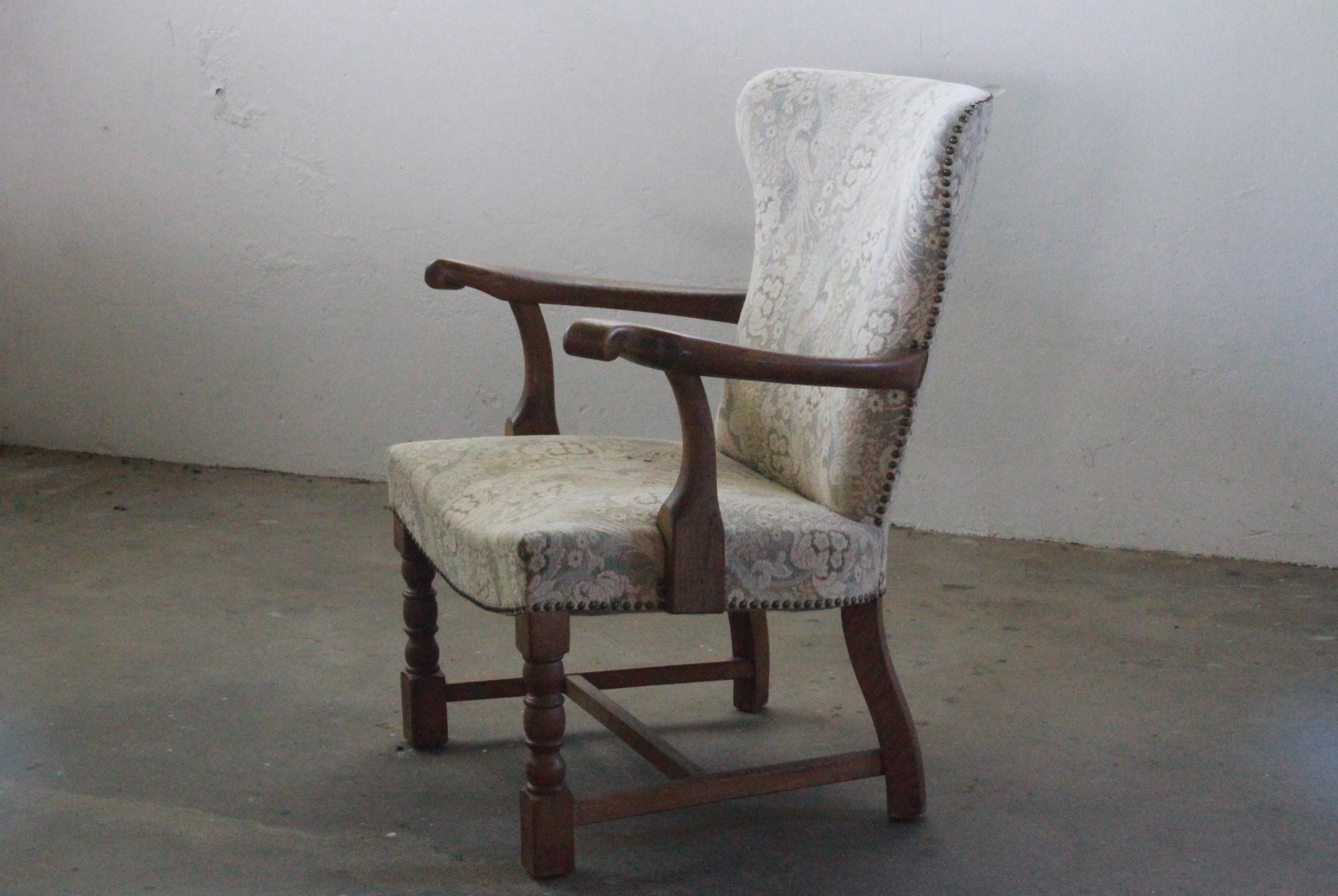 Este conjunto incluye dos sillones de roble macizo, bellamente envejecido con más de 70 años de historia. Los anteriores propietarios las cuidaron mucho y tienen un aspecto fantástico. Se retapizaron profesionalmente hace 8 años y tienen asientos de