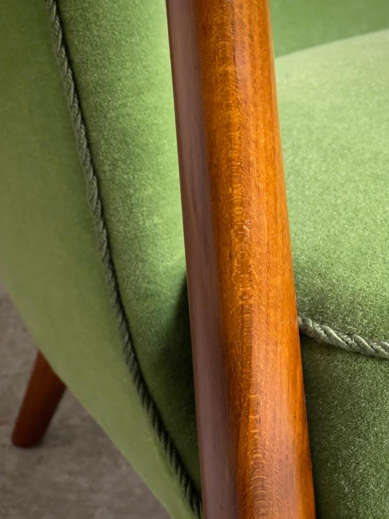 Sillón y sofá daneses de los años 40 retapizados en mohair verde de primera calidad. en venta 2