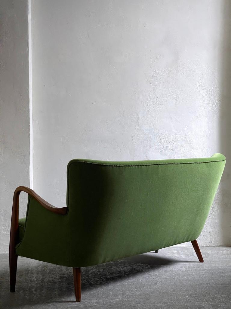 Sillón y sofá daneses de los años 40 retapizados en mohair verde de primera calidad. en venta 3
