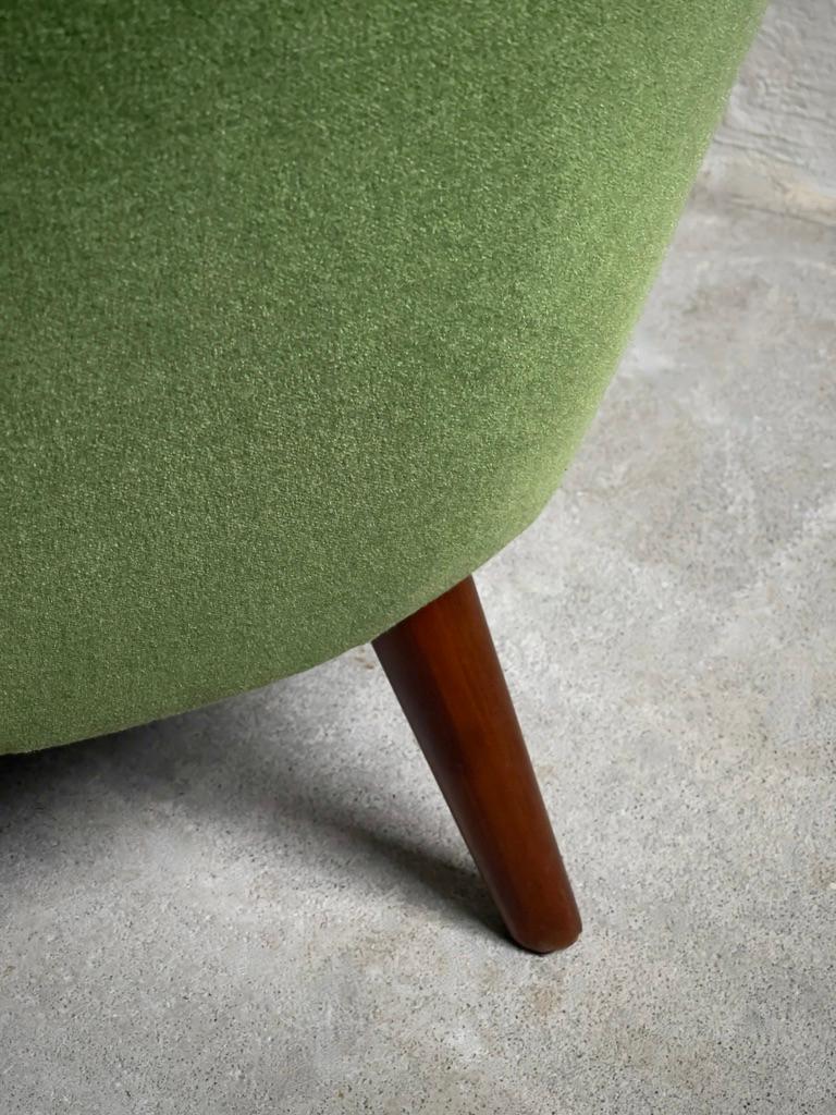 Sillón y sofá daneses de los años 40 retapizados en mohair verde de primera calidad. en venta 4