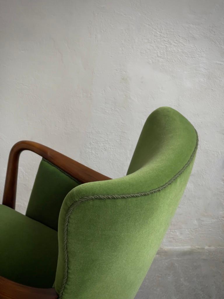 Sillón y sofá daneses de los años 40 retapizados en mohair verde de primera calidad. en venta 7