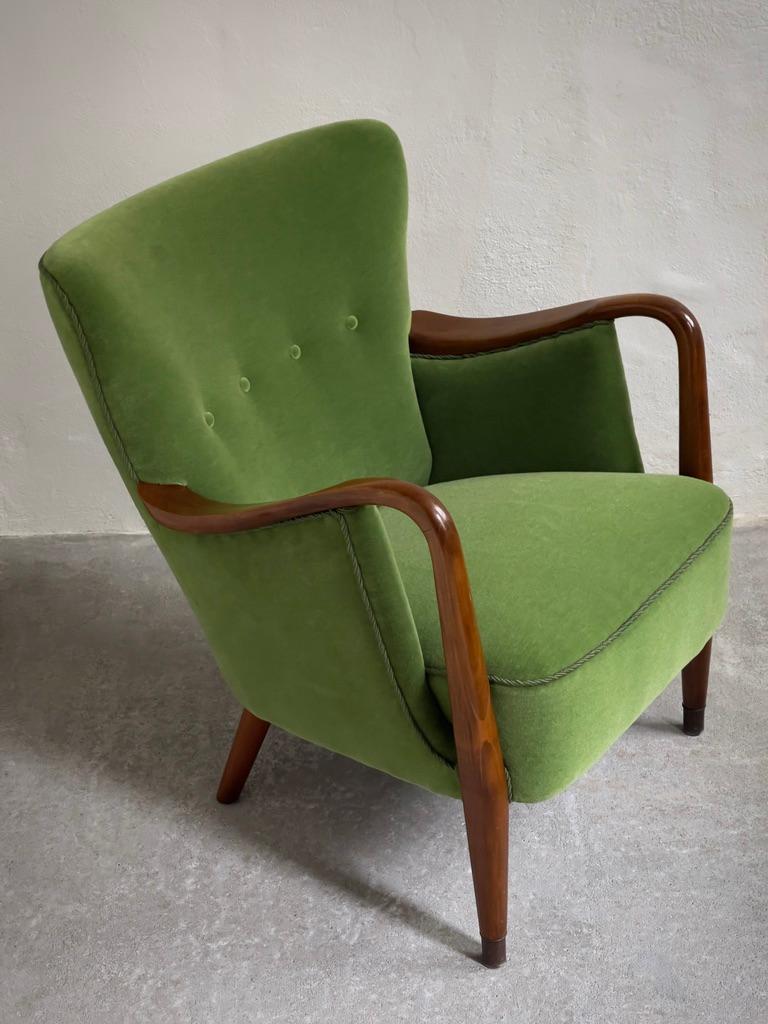 Sillón y sofá daneses de los años 40 retapizados en mohair verde de primera calidad. en venta 9