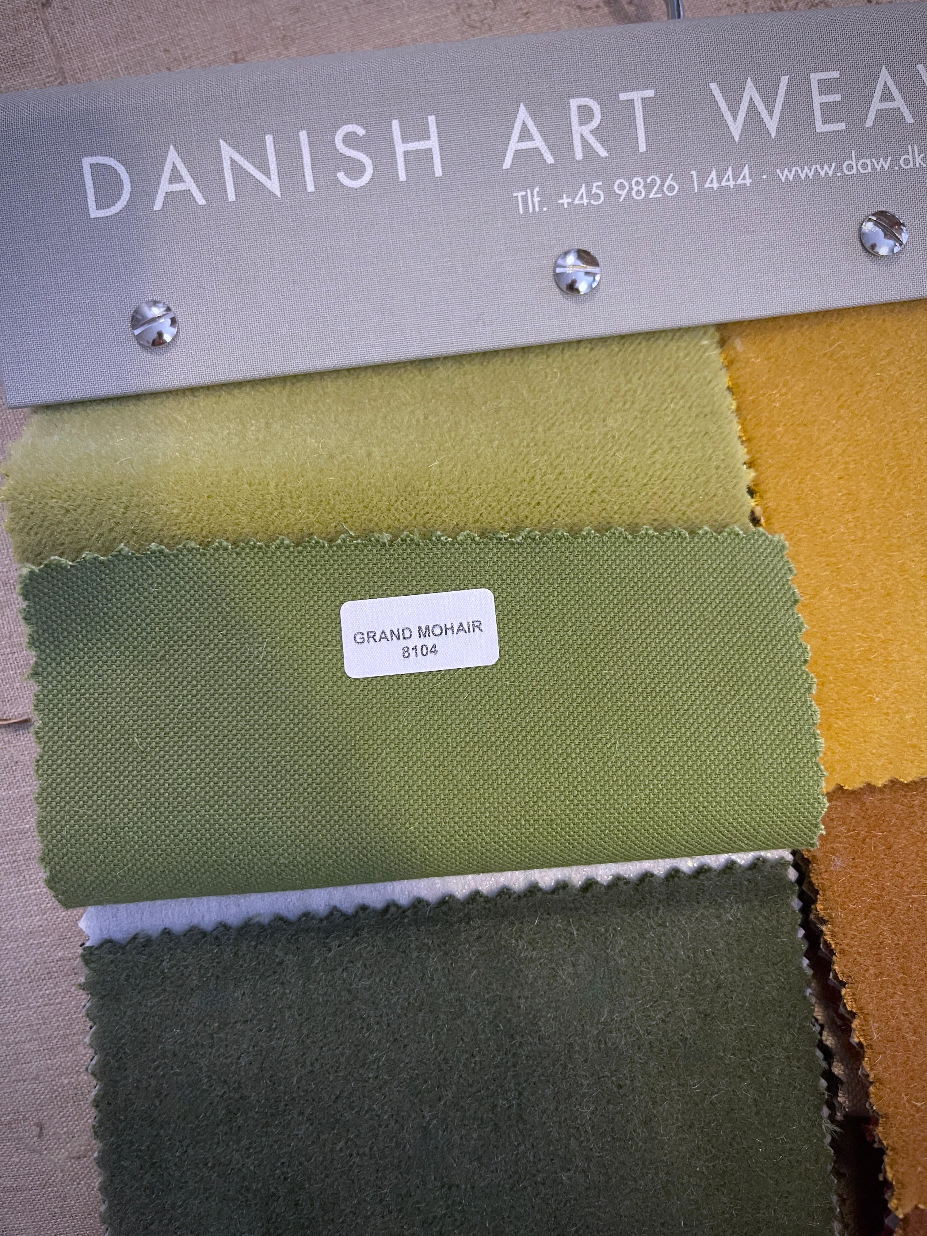 Sillón y sofá daneses de los años 40 retapizados en mohair verde de primera calidad. en venta 11