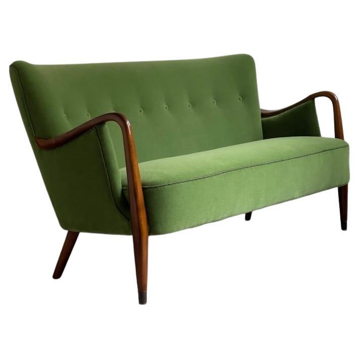 Este excepcional sofá y sillón danés de los años 40, fabricado por Slagelse Møbelværk, es un ejemplo de la refinada artesanía y la elegancia atemporal del diseño moderno danés de los primeros años. Creado por hábiles ebanistas, el conjunto refleja