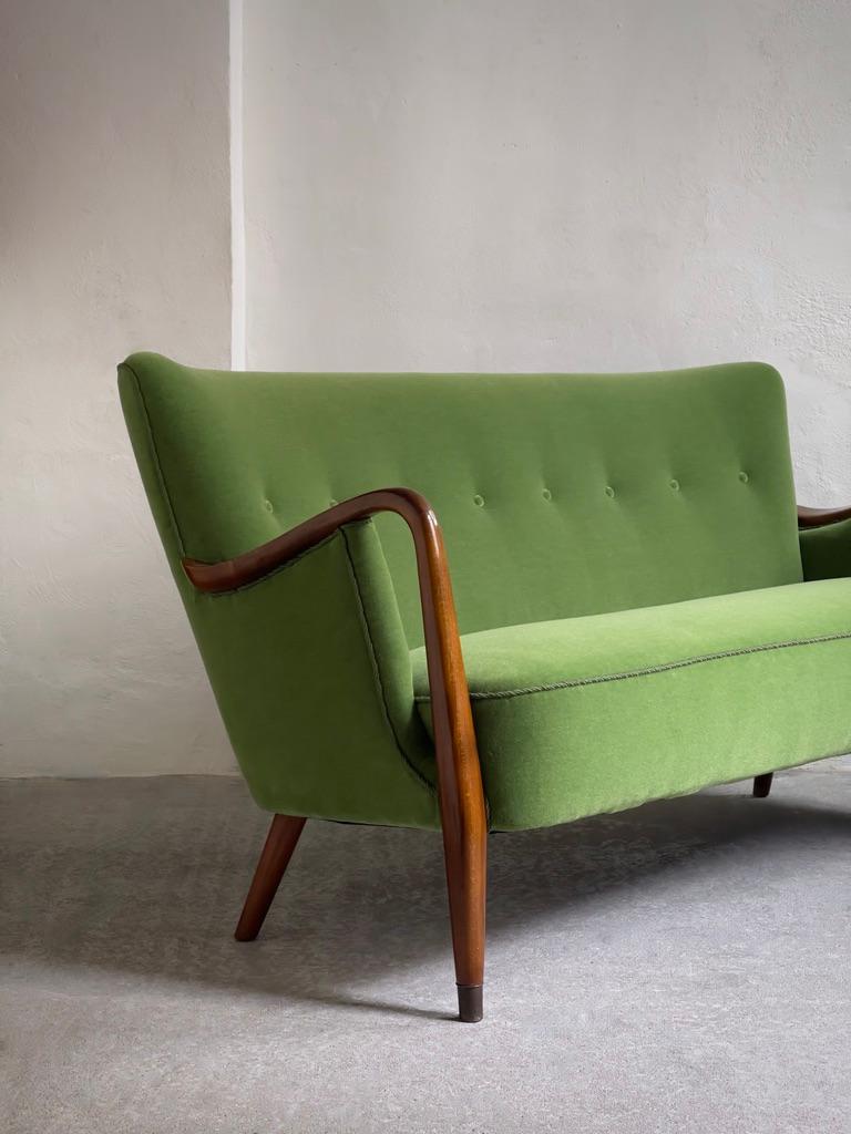 Sillón y sofá daneses de los años 40 retapizados en mohair verde de primera calidad. en venta 12