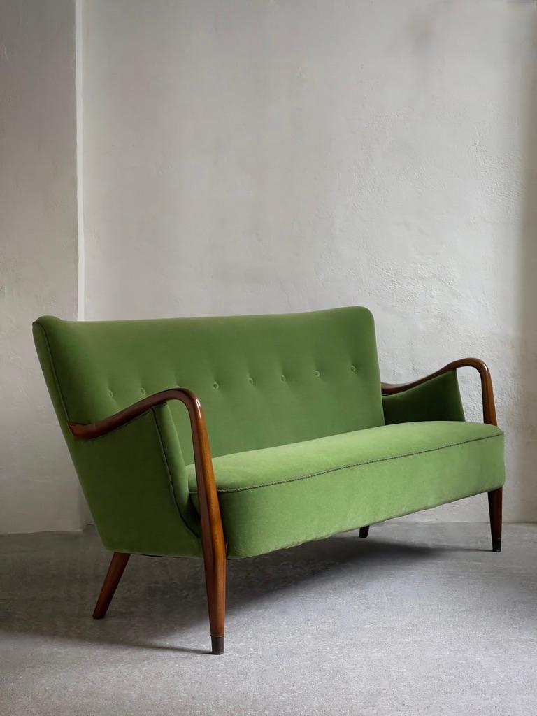 Sillón y sofá daneses de los años 40 retapizados en mohair verde de primera calidad. Danés en venta