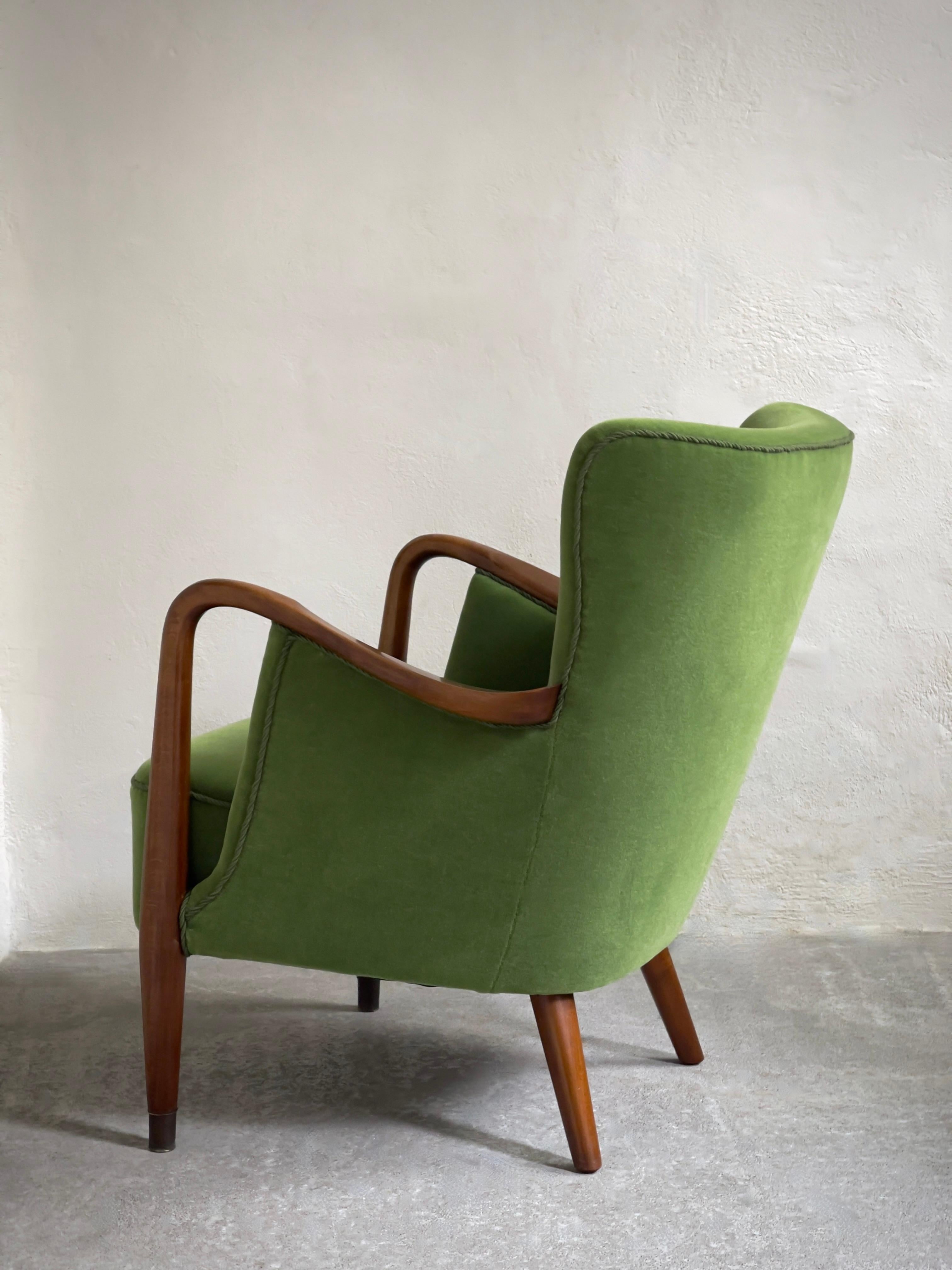 Sillón y sofá daneses de los años 40 retapizados en mohair verde de primera calidad. Hecho a mano en venta
