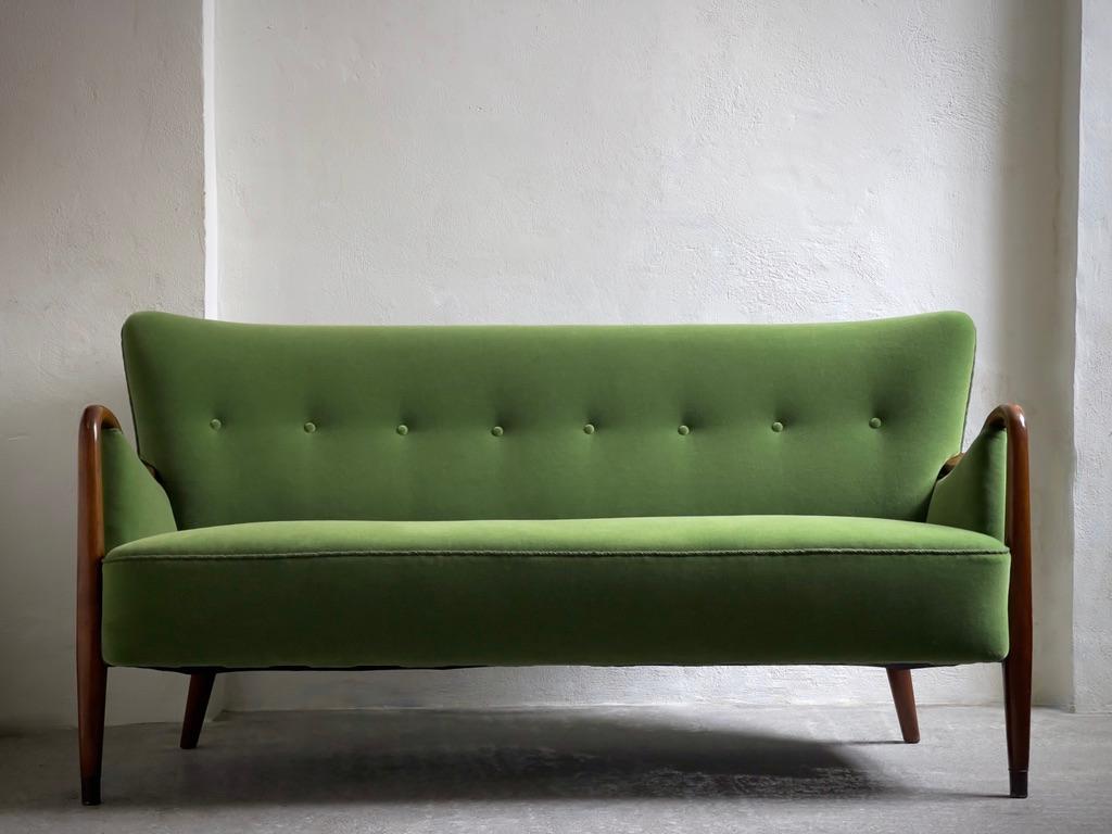 Sillón y sofá daneses de los años 40 retapizados en mohair verde de primera calidad. en Bueno estado para la venta en København K, 84