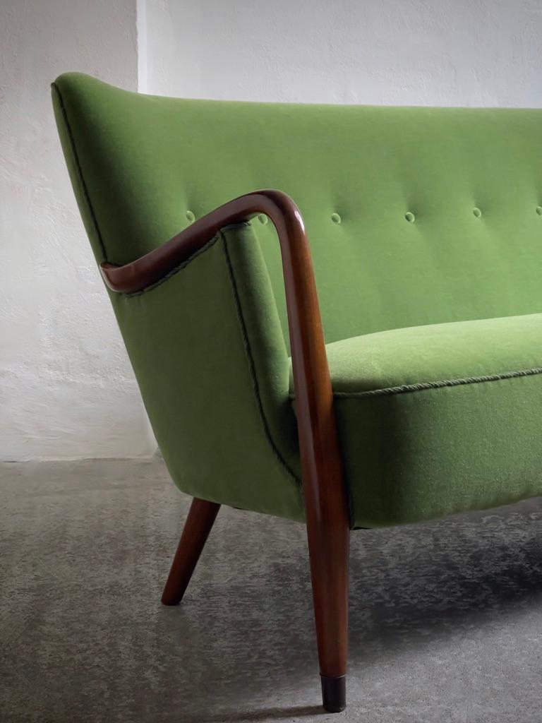 Sillón y sofá daneses de los años 40 retapizados en mohair verde de primera calidad. mediados del siglo XX en venta