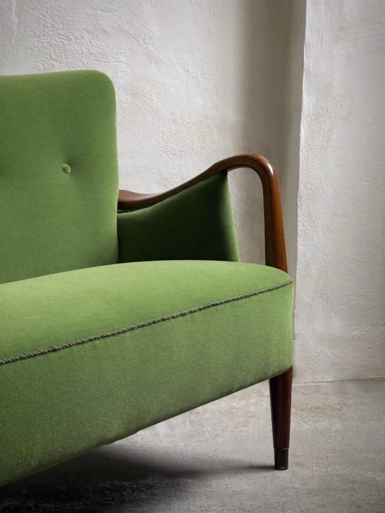 Sillón y sofá daneses de los años 40 retapizados en mohair verde de primera calidad. en venta 1