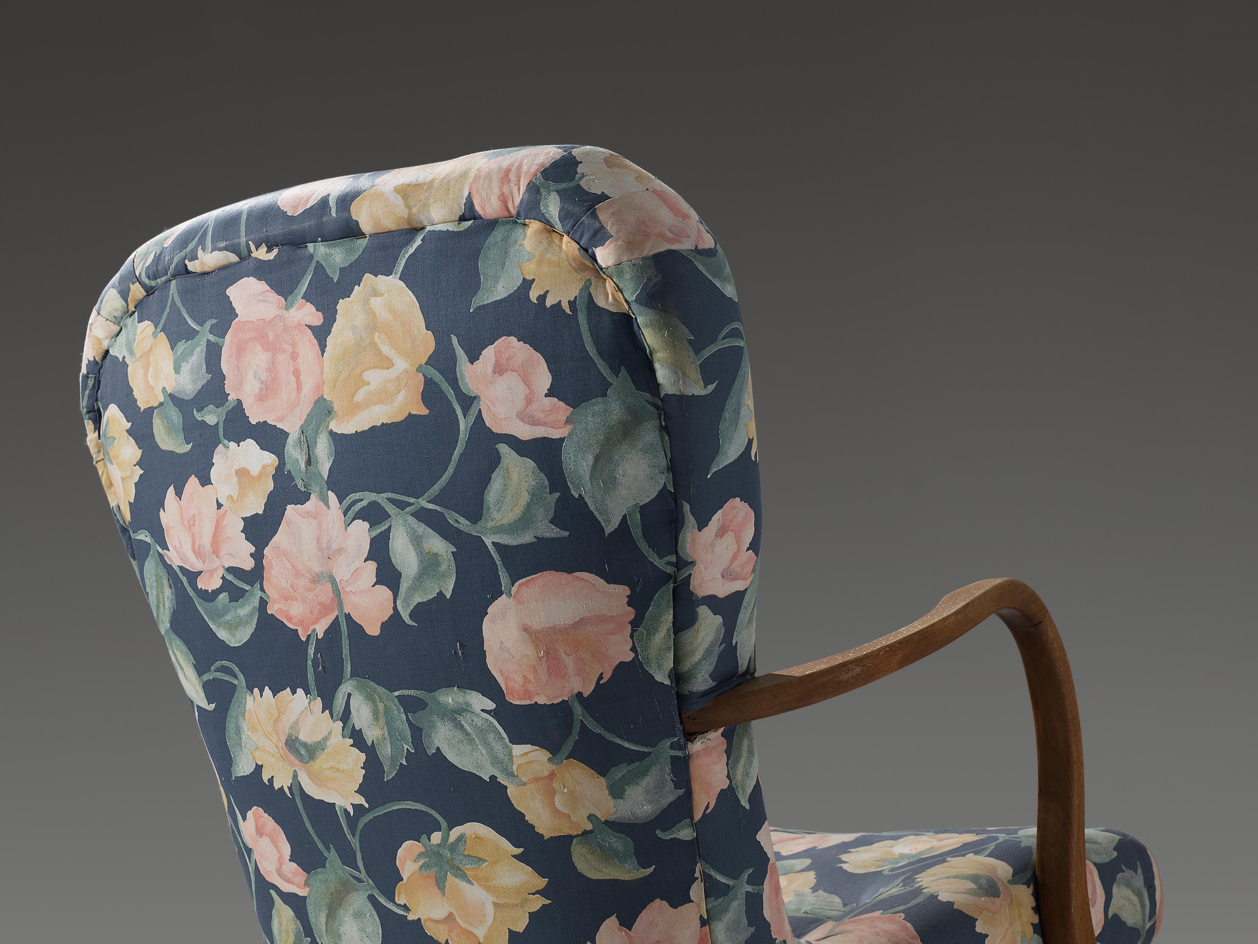 Lounge chair, beech, fabric, Denmark, 1940s

Lounge chair with sculptural armrests. The way the organic armrests add a dynamic touch to the design. The floral upholstery balances this out. Not only is this chair beautiful to look at, it is, thanks